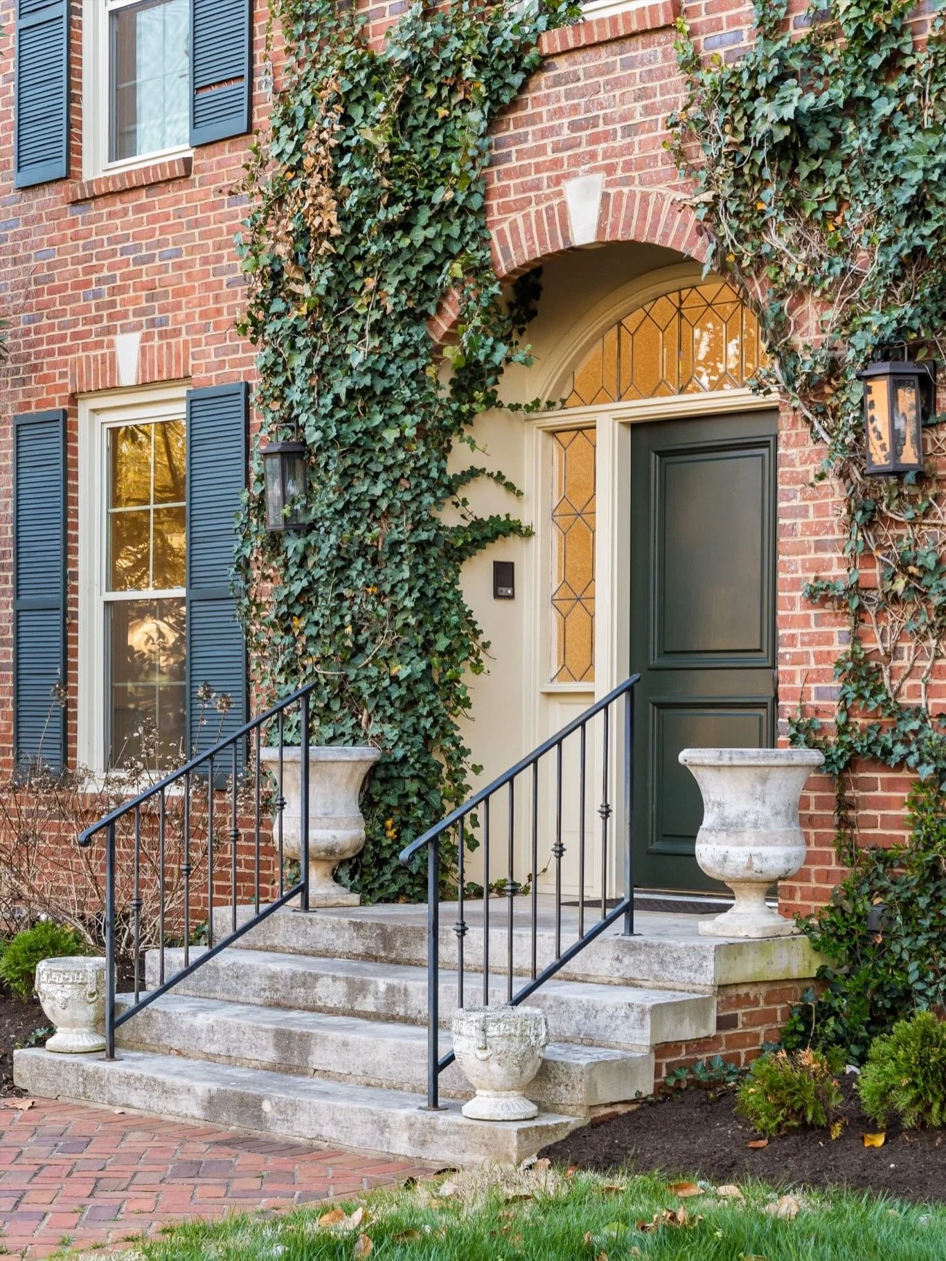 🌾 Sugartree is just the sweetest little gated community. Flanked by Belle Meade and Green Hills, and conveniently located near downtown. Within the community, you have pickleball, tennis,  swimming and quaint walking trails. 

* Comment HOME and I&r