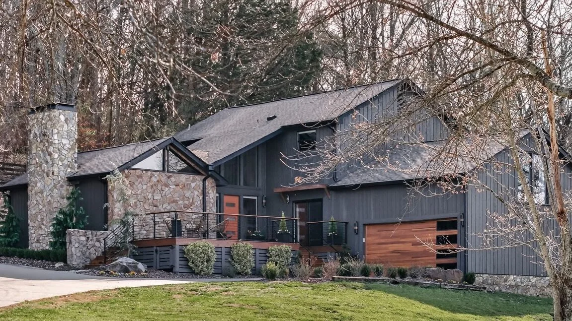 🌾 Tucked off my favorite road, Old Natchez Trace, resides this beautiful 2.2 acre abode. Minutes to Leiper&rsquo;s Fork, downtown Franklin, and Green Hills. A slower pace of life close enough to everything you could need. 

* Comment HOME and I&rsqu