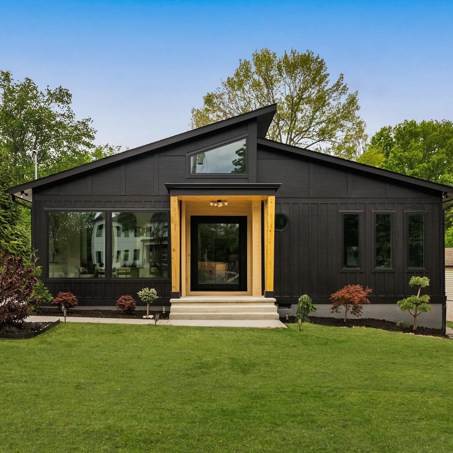 🌾 Oh my dreams.. what about this coming soon in East for under $1M ..

* Comment HOME and I&rsquo;ll send you the listing link 

* DM with showing requests and questions 

&bull; 4 beds + 3.5 baths
&bull; 2,350 sq.ft
&bull; .5 acres 
&bull; built in