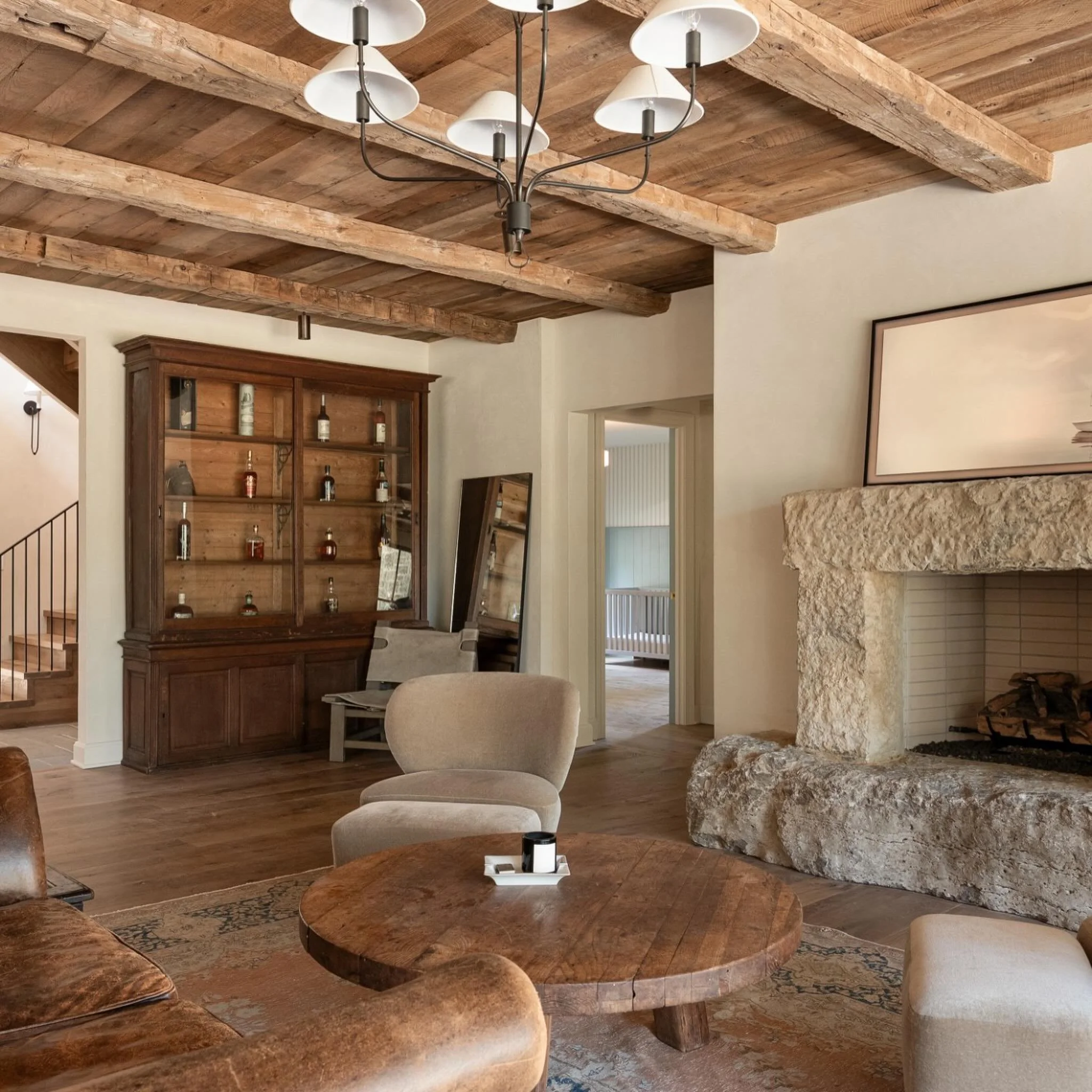 🌾 I love this house. I&rsquo;ve watched it being renovated over the past year, and I&rsquo;ve been in awe every step of the way. From the gorgeous cedar roof and rich 18th-century beams originally sourced from Montana to the aged antique white oak f