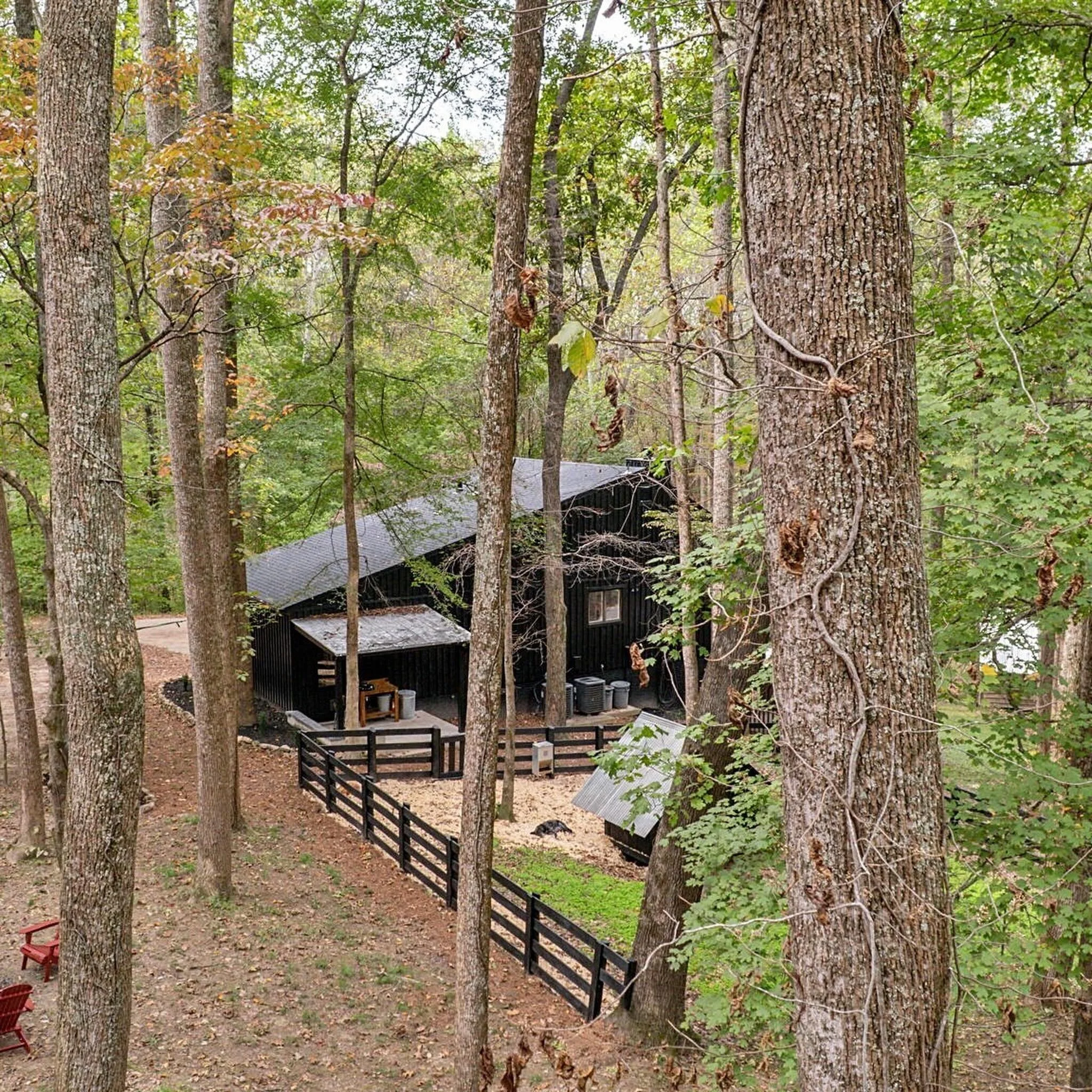 🌾 If you ever wondered where up in the cut was, I just found it..

And I even spy my all time favorite, Mr. Cohen &hellip;

Stunning home located on 10 acres near our beloved Leiper&rsquo;s Fork 🌾

* Comment HOME &amp; I&rsquo;ll send you the listi