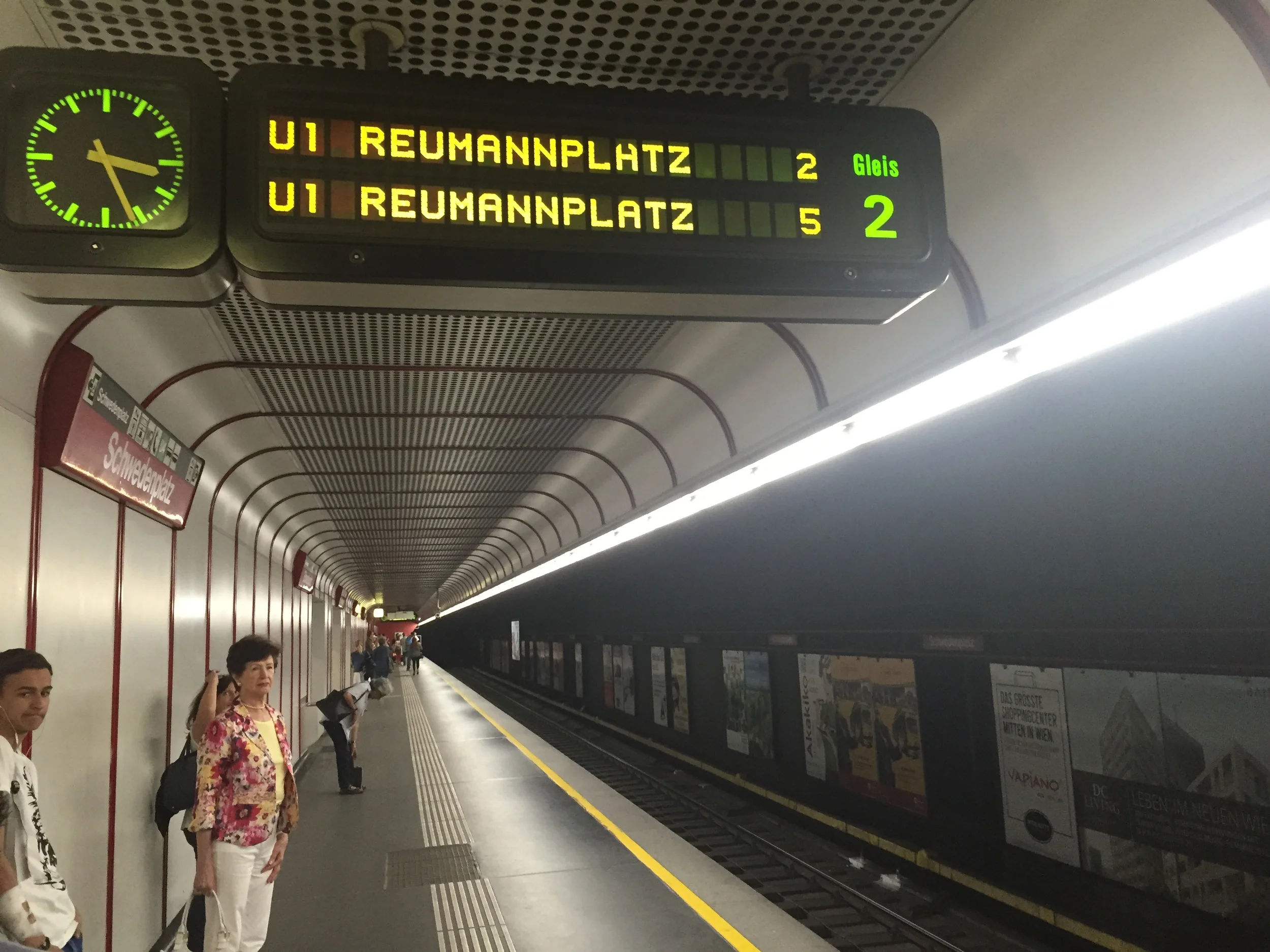 The estimated arrival time is the single digit number to the far right of the train destination (Reumannplatz)