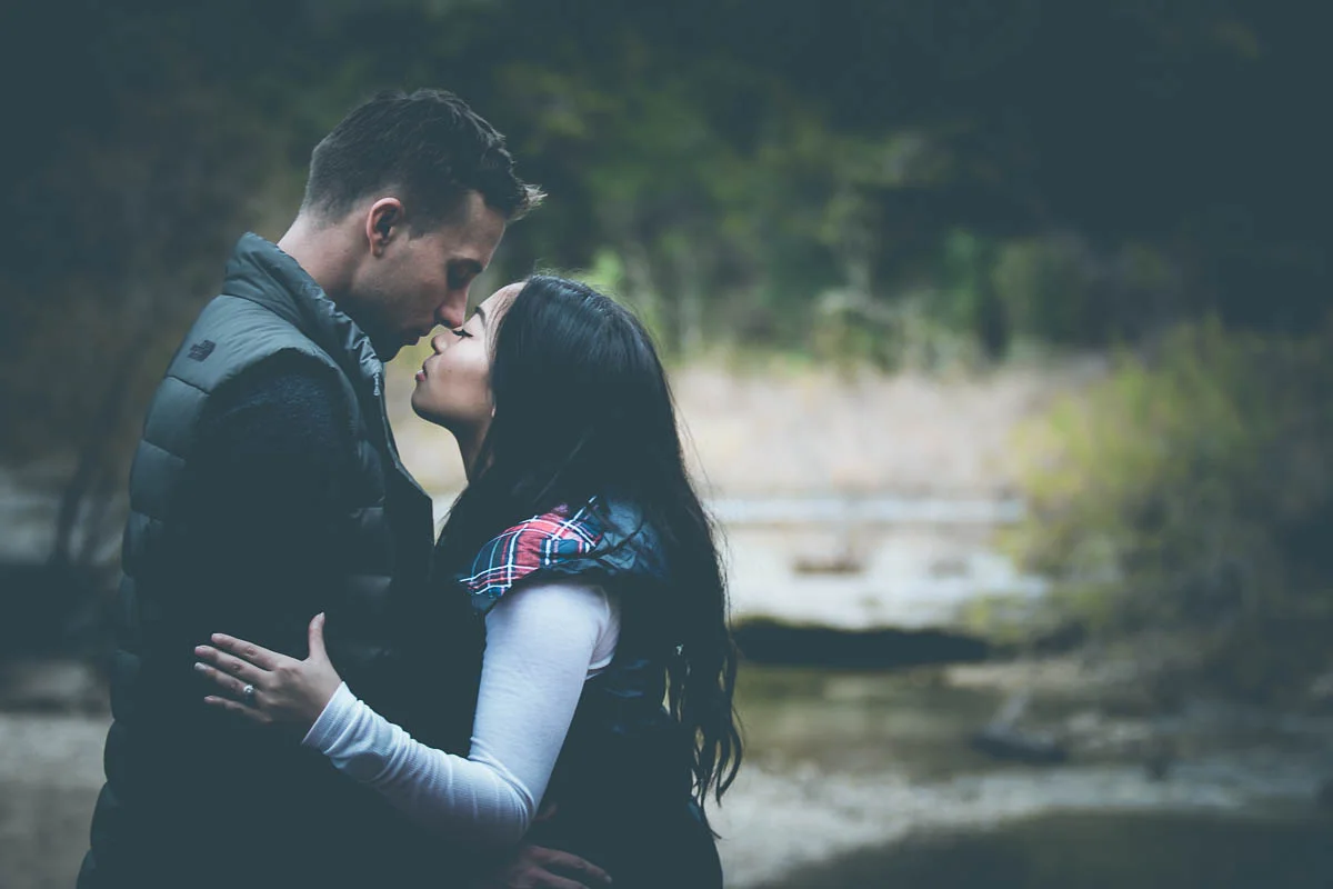 couple snuggling at bull creek park