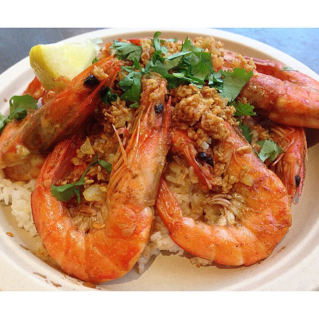 Whoo hoo for Wednesday! 💁 Why not try something new today? 😆 GARLIC BUTTER SHRIMP! Served over a bed of rice and with a salad on the side. 😋🍤🍚🍴 #thechippy #thechippyfish #yum #foodie #garlic #butter #garlicbutter #shrimp #shrimpplate #seafood #