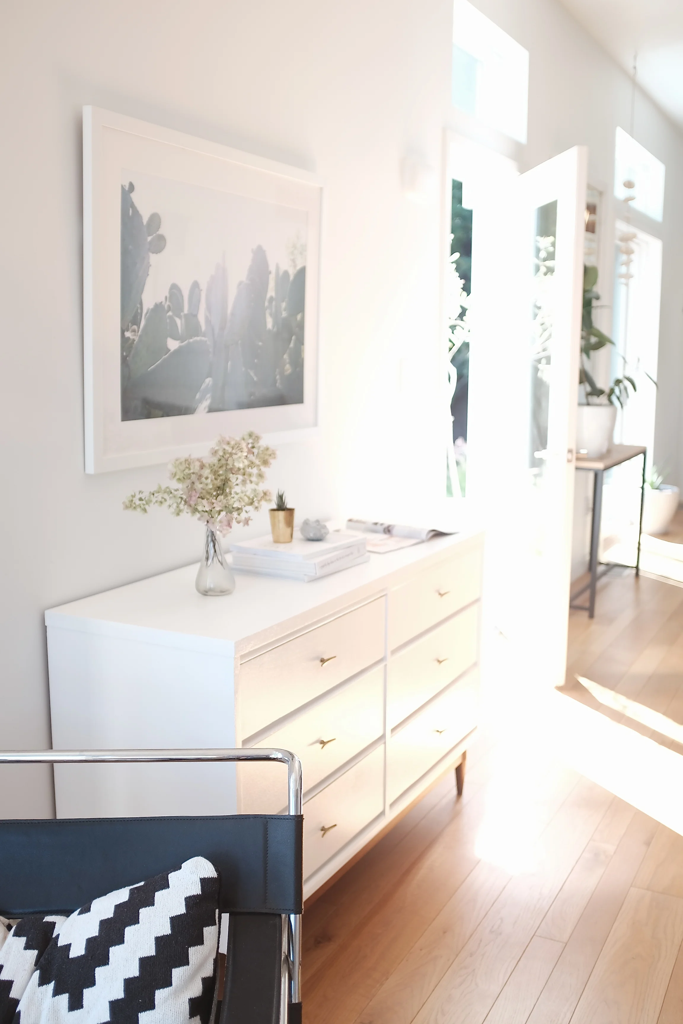 The space is filled with warmth and texture, the neutral colour scheme allows your eye to travel from one vignette to another seamlessly. 