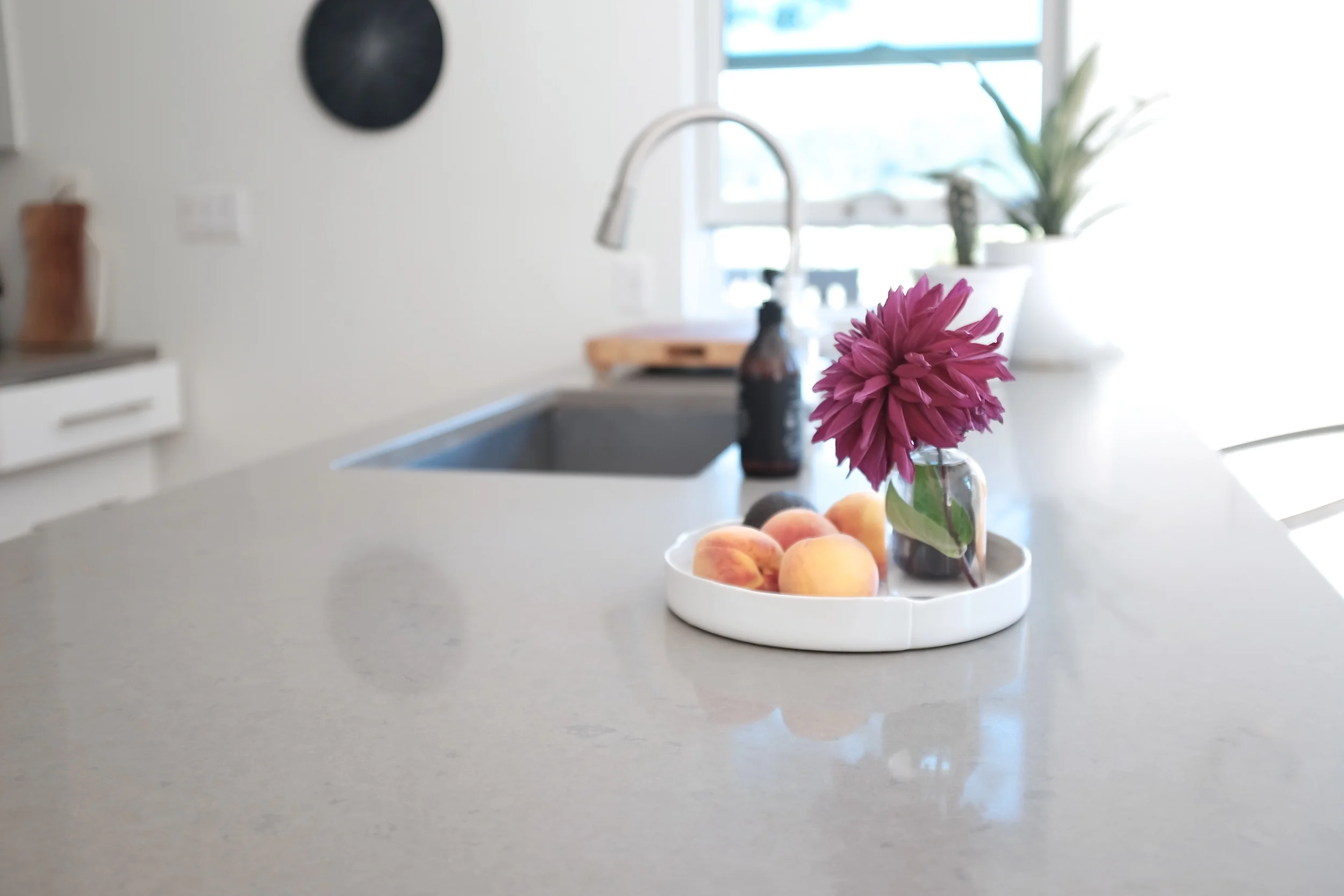 A single bloom adds the perfect pop of colour.