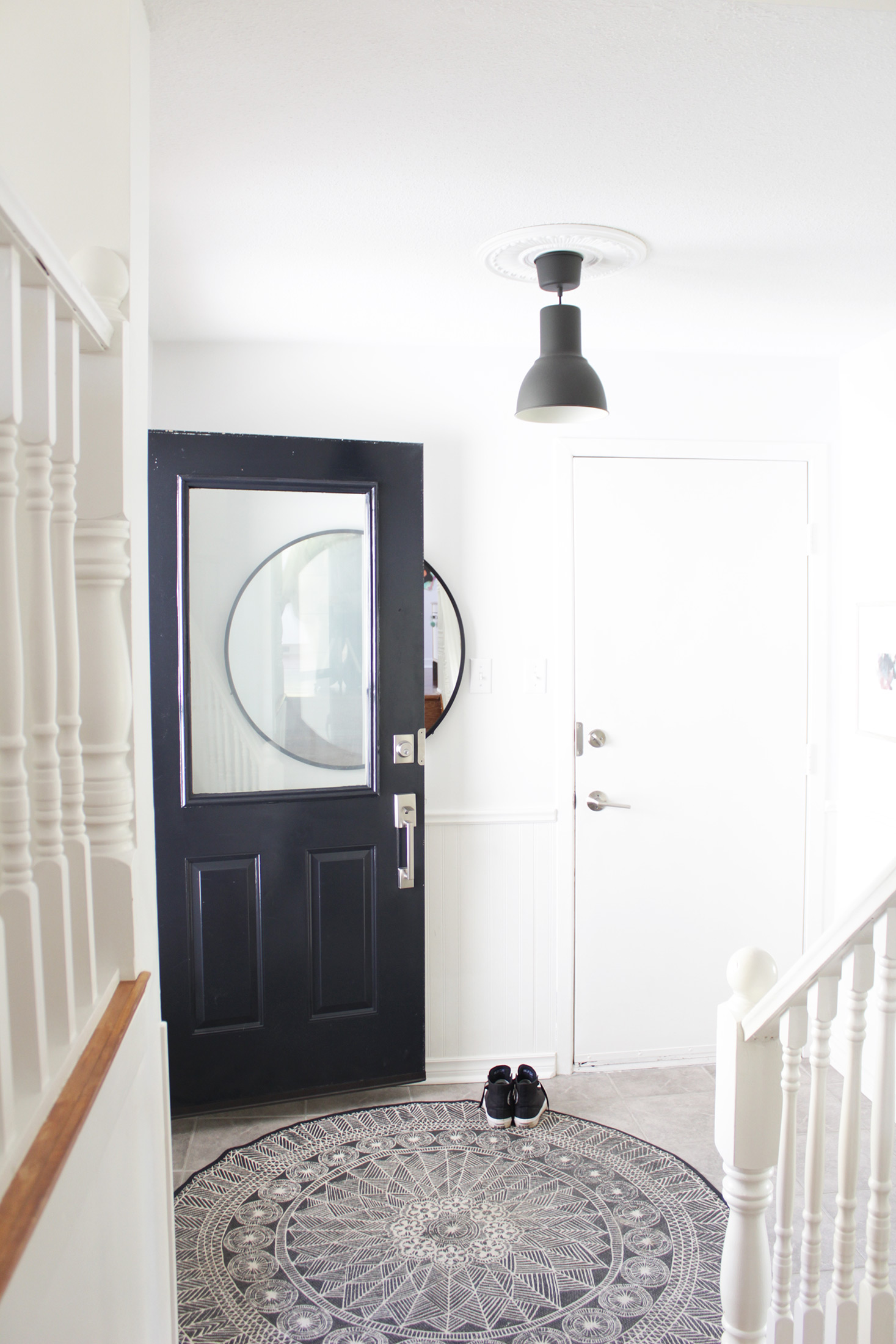 The pattern on this circular rug in the entry way is great and the large mirror is on trend. We do have similar taste and I know we would chat non stop if we were in the same room.