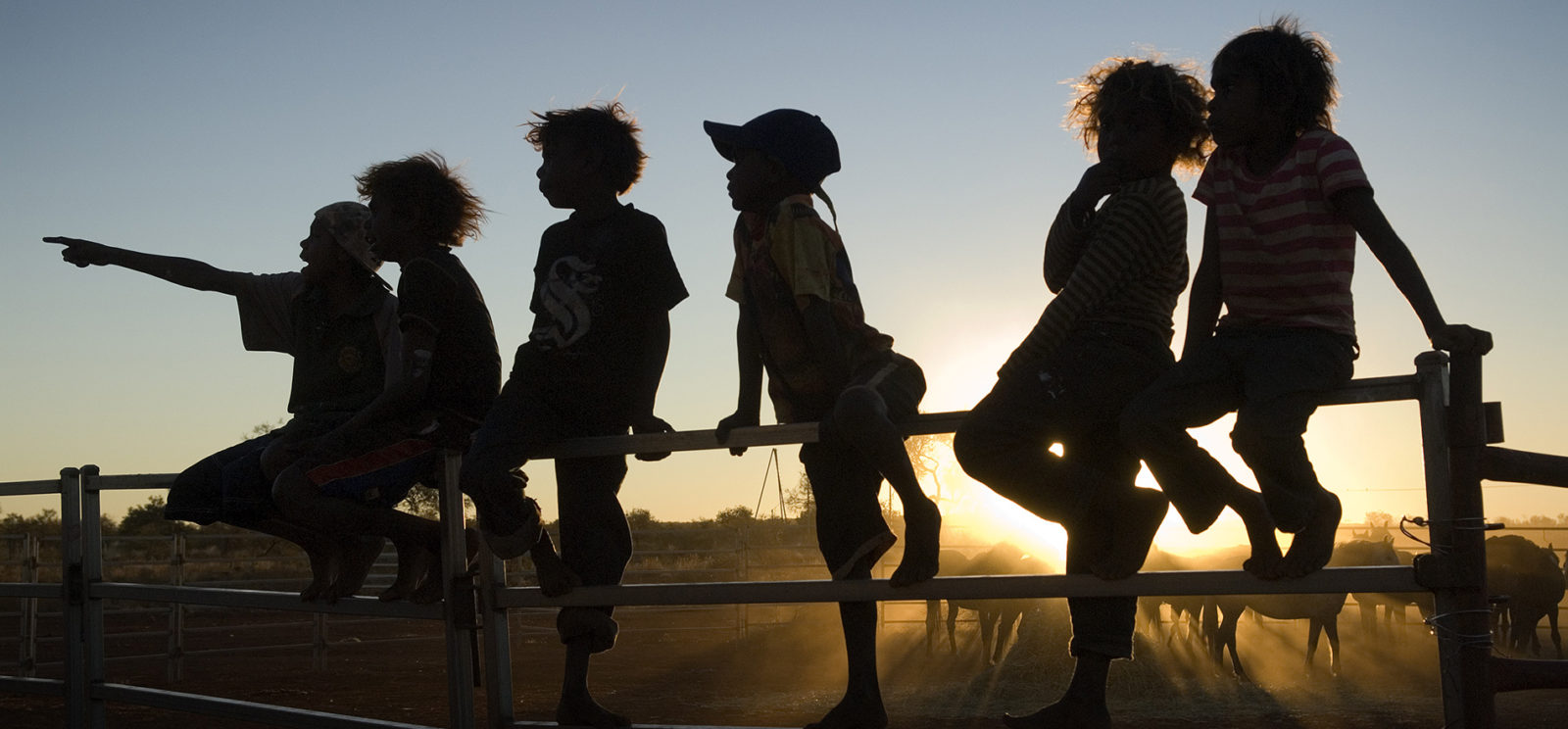 kids-sunset-fence-e1474976465431-1600x744.jpg