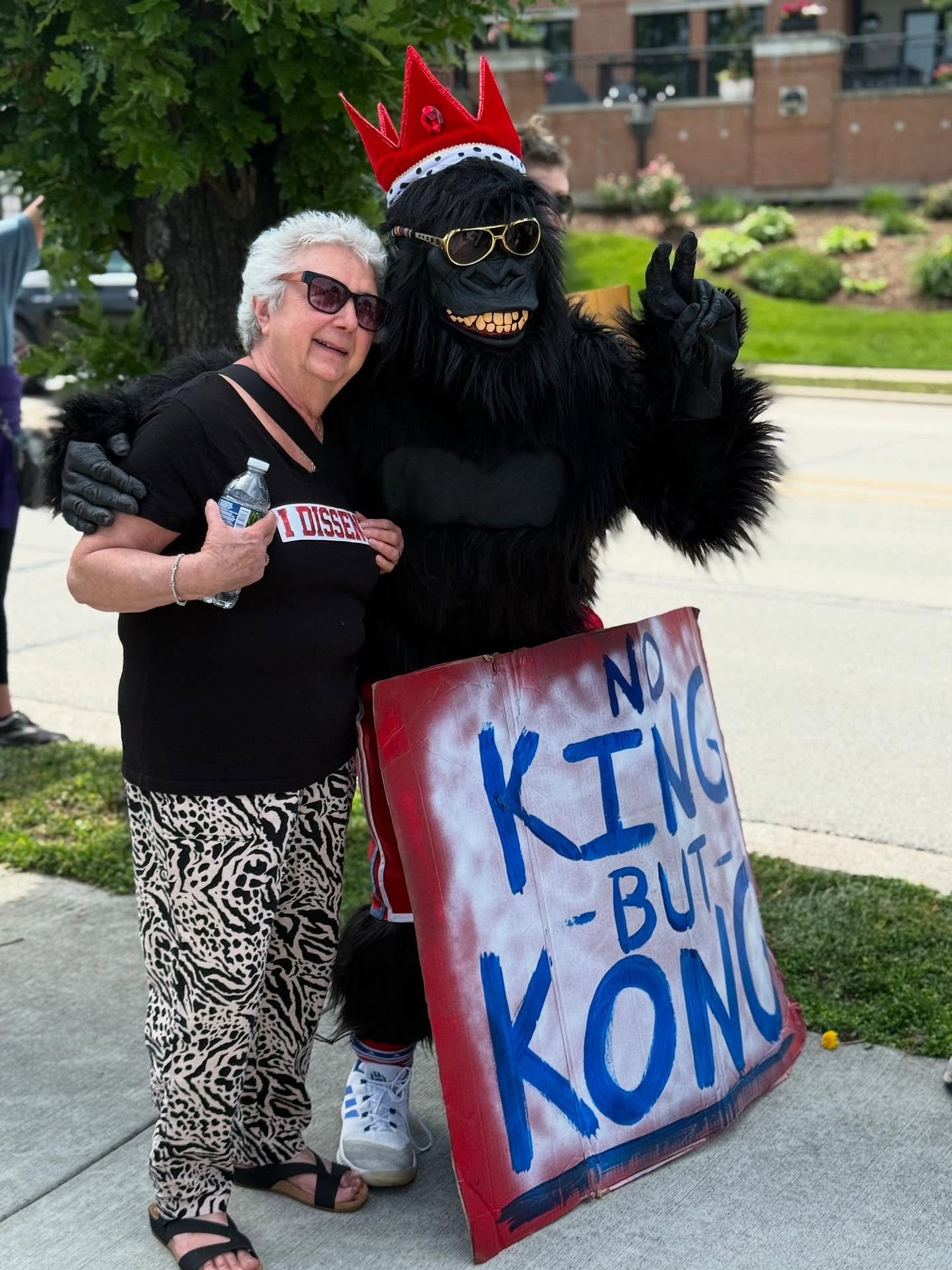 We saw a lot of great signage and a lot of amazing neighbors today at the No Kings protest in Elmhurst, but No King but Kong stole the show. #nokings 👑🦍💗🇺🇸