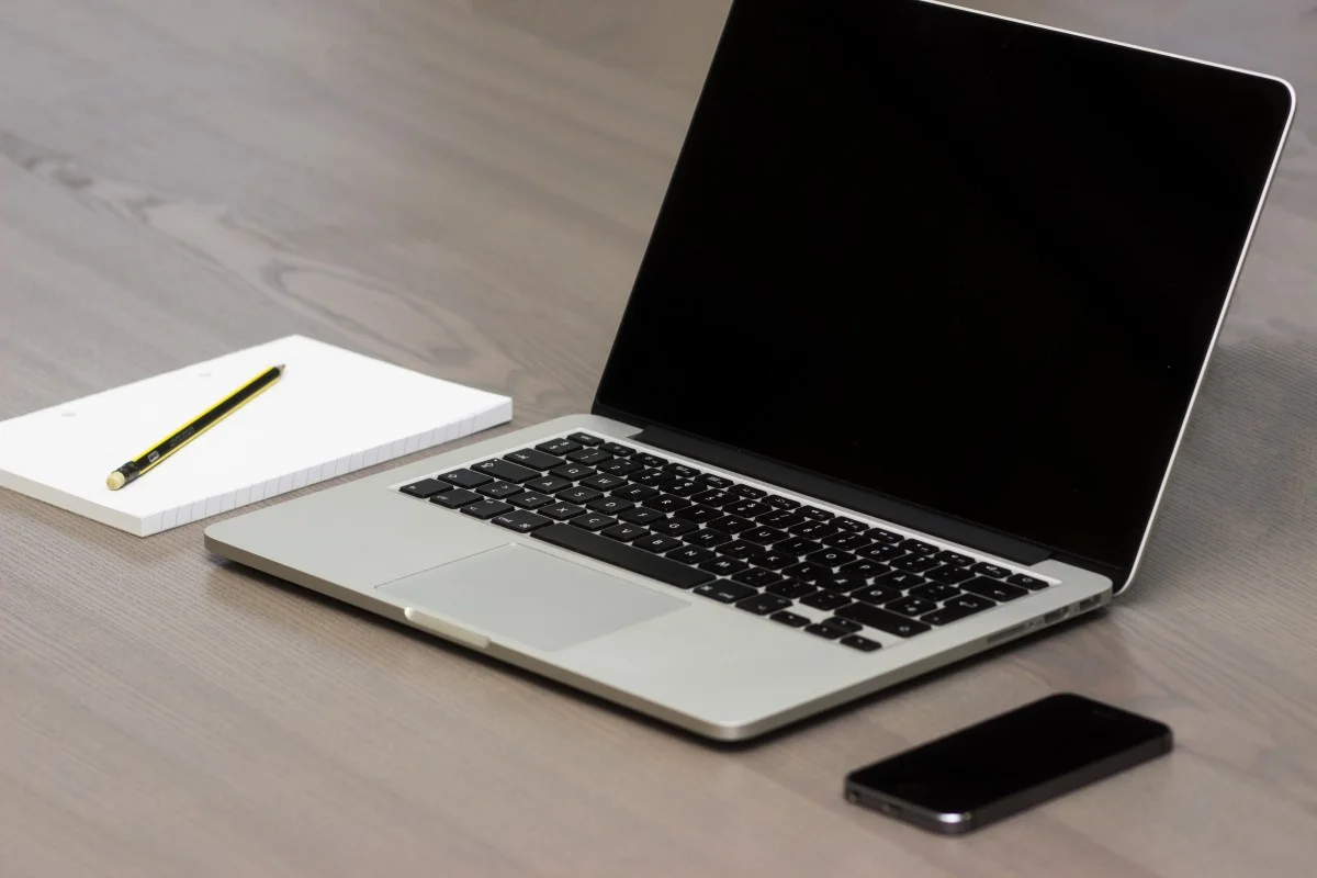 apple_smartphone_desk_laptop_macbook_pro_notebook_office_technology-641575.jpg!d.jpg