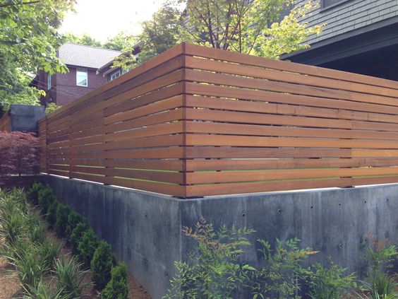 деревянный и бетонный забор