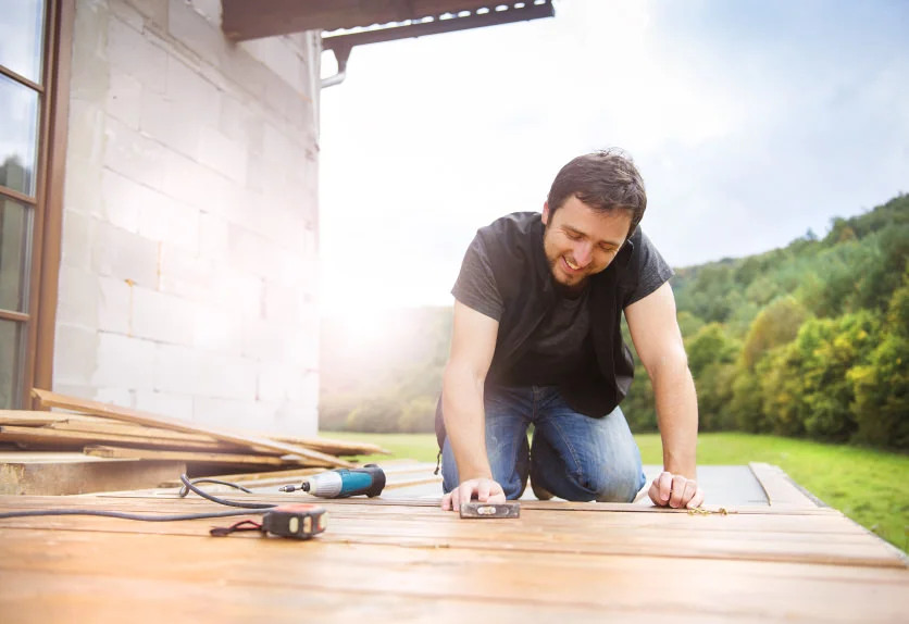 Handyman-installing-wooden-flooring-Small_mini.jpg