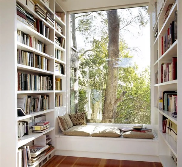 How amazing is this reading nook? Perfect for every bookworm 😍

#RenoGuide #Library #Bookstagram #Shelfie #InteriorDesign #LibraryGoals #Goals #Design #DesignInspo #ReadingNook #SunRoom