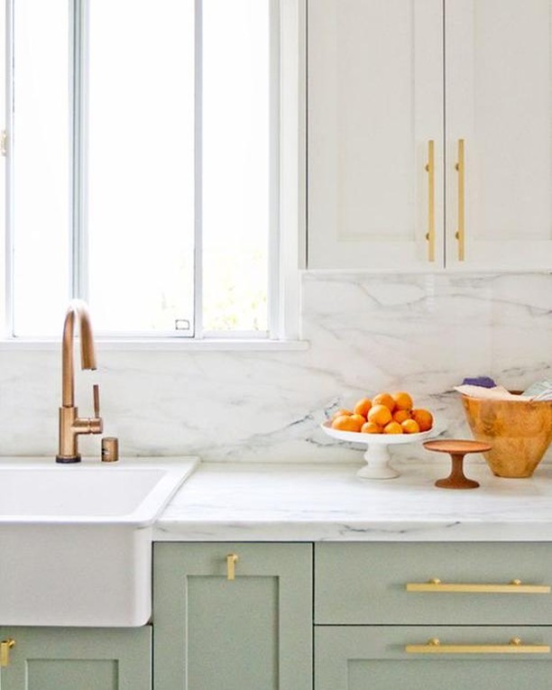 Green, White and Gold - this stunning colour combination is the perfect inspiration for your next kitchen reno!

#RenoGuide #Kitchen #KitchenGoals #KitchenInspo #InteriorDesign #ColourScheme #ColourTheme #Inspo