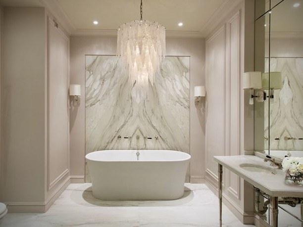 Instantly upgrade your humdrum bathroom into a fabulous bath by adding a statement chandelier. This glass leaf chandelier effortlessly lights up the room! Its delicate details match the all-white opulence of the bathroom. 
#RenoGuide #Bathroom #Chand