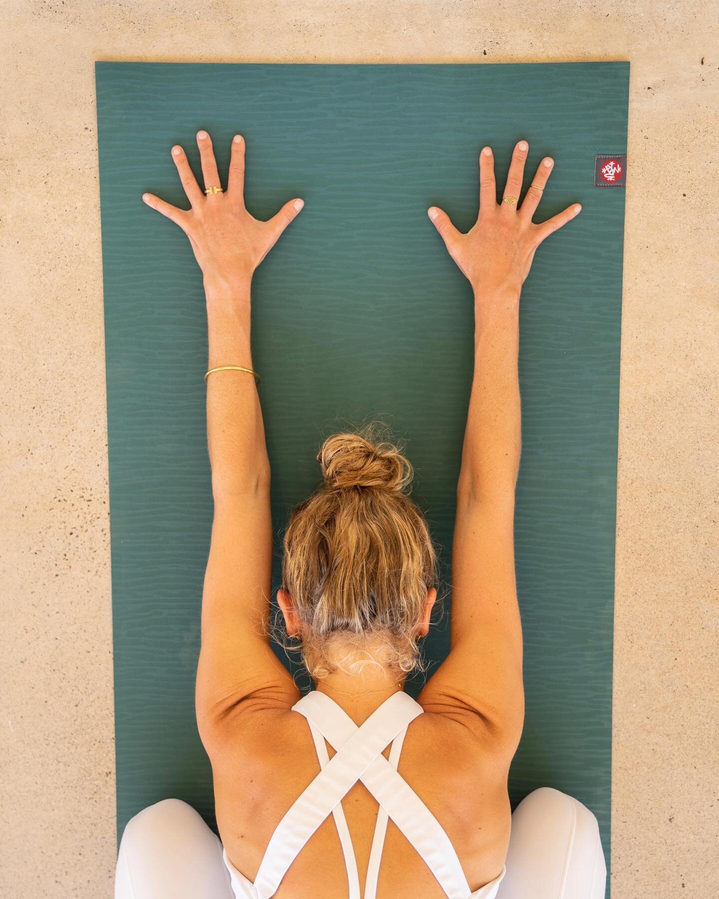 Back to the studio and in need of some new gear? I gotchu!! Use code EMILY for 15% off any and all @mandukayoga products on manduka.com (yoga mats, towels, clothes, props - they&rsquo;ve got it all)

pc @allybmartin