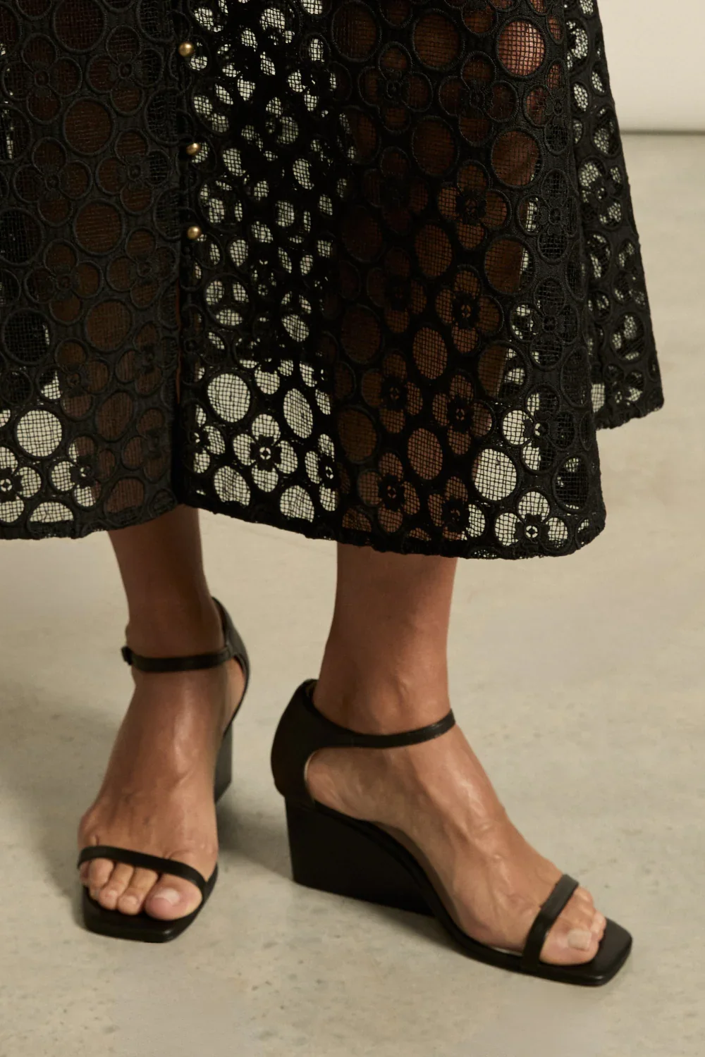 delightheel-black-onfootcrop-1.webp