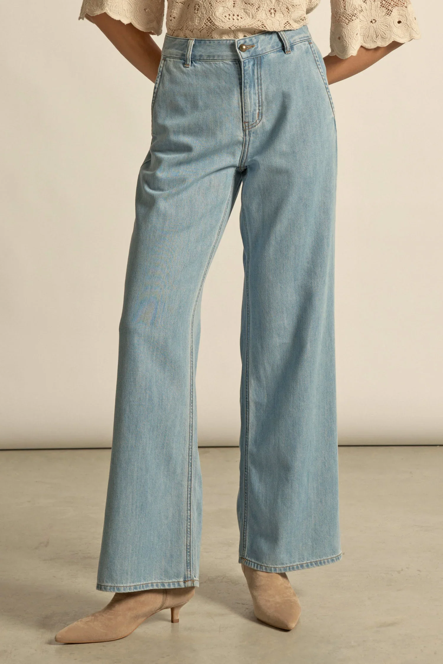 e_flint_jean_-_light_washed_denim_3.webp
