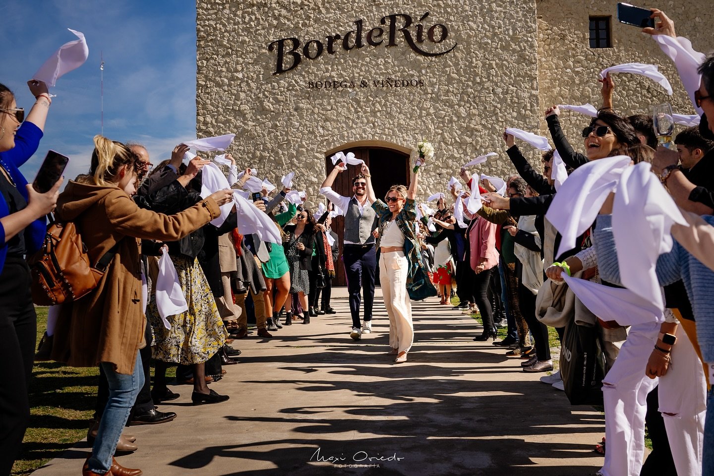 Civiles en lugares m&aacute;gicos ❤️. Nati + Jero celebraron el post civil en @borderio_bodega 🤗.
Cu&aacute;l es tu favorita ? 😍
#nikoncreators #memoryhunter #imaginayveras #entodosladoshayunclick