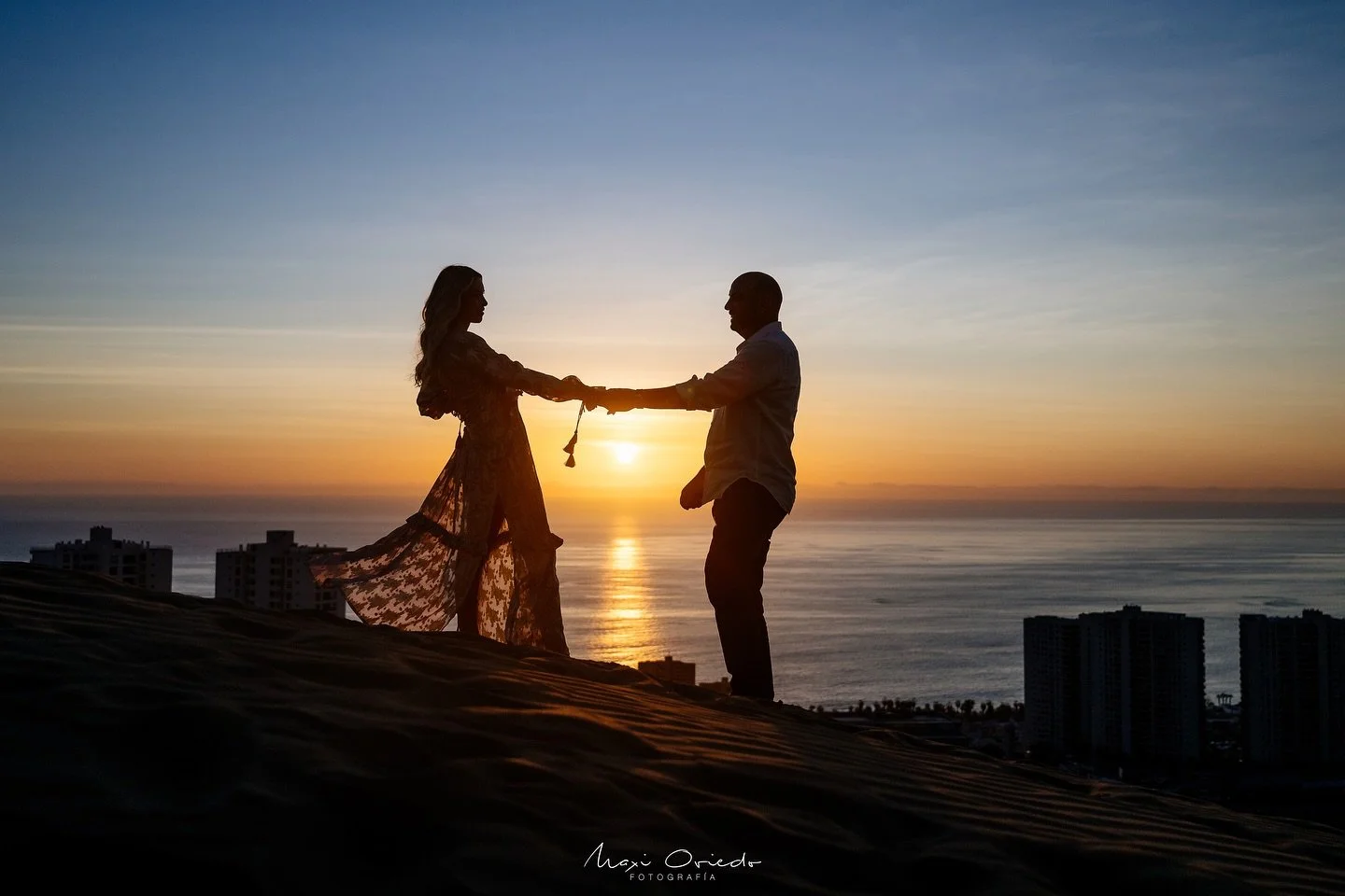 Sesi&oacute;n de Mar&iacute;a Jos&eacute; &amp; Christopher en el Cerro Drag&oacute;n, Iquique 

Fue mi primera vez en Iquique&hellip; una ciudad incre&iacute;ble.  Entre el oc&eacute;ano, las dunas del Cerro Drag&oacute;n y un atardecer que parec&ia