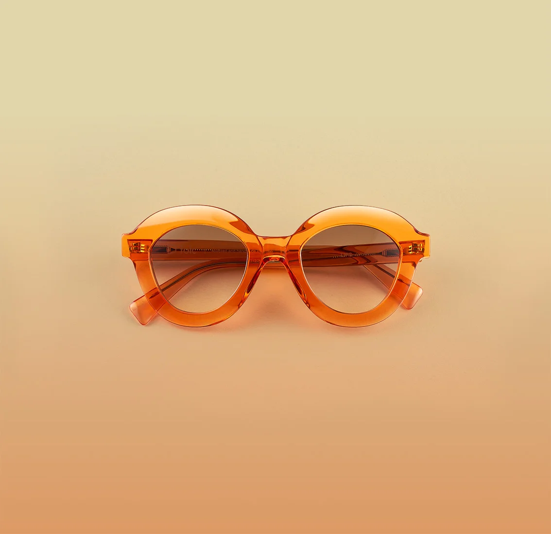 Model Lips Orange