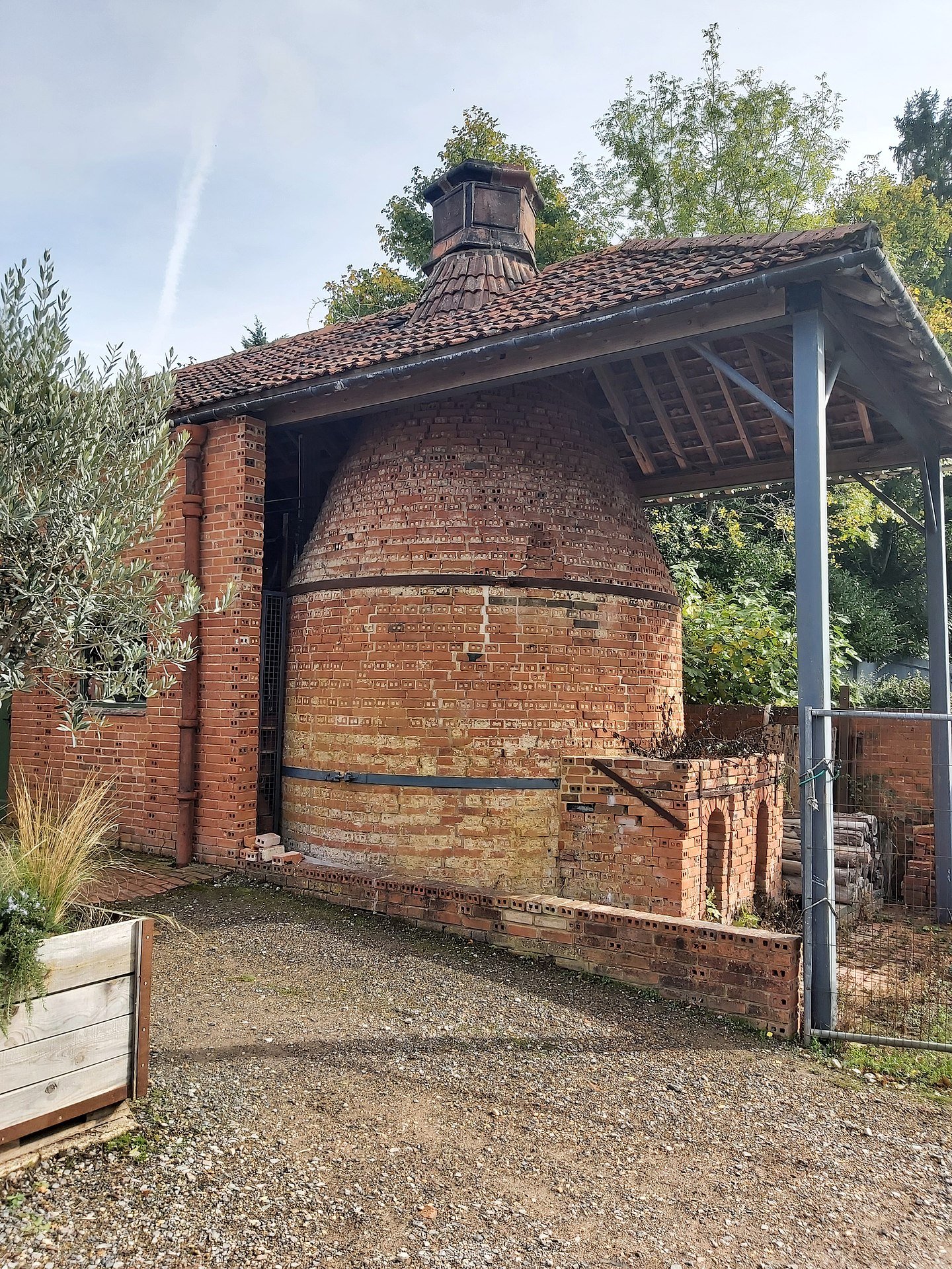 Old_kiln_at_Farnham_Pottery.jpg