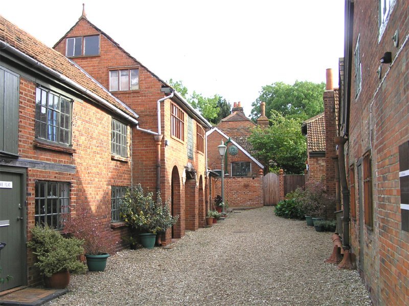 Farnham_Pottery,_Wrecclesham_-_yard.jpg
