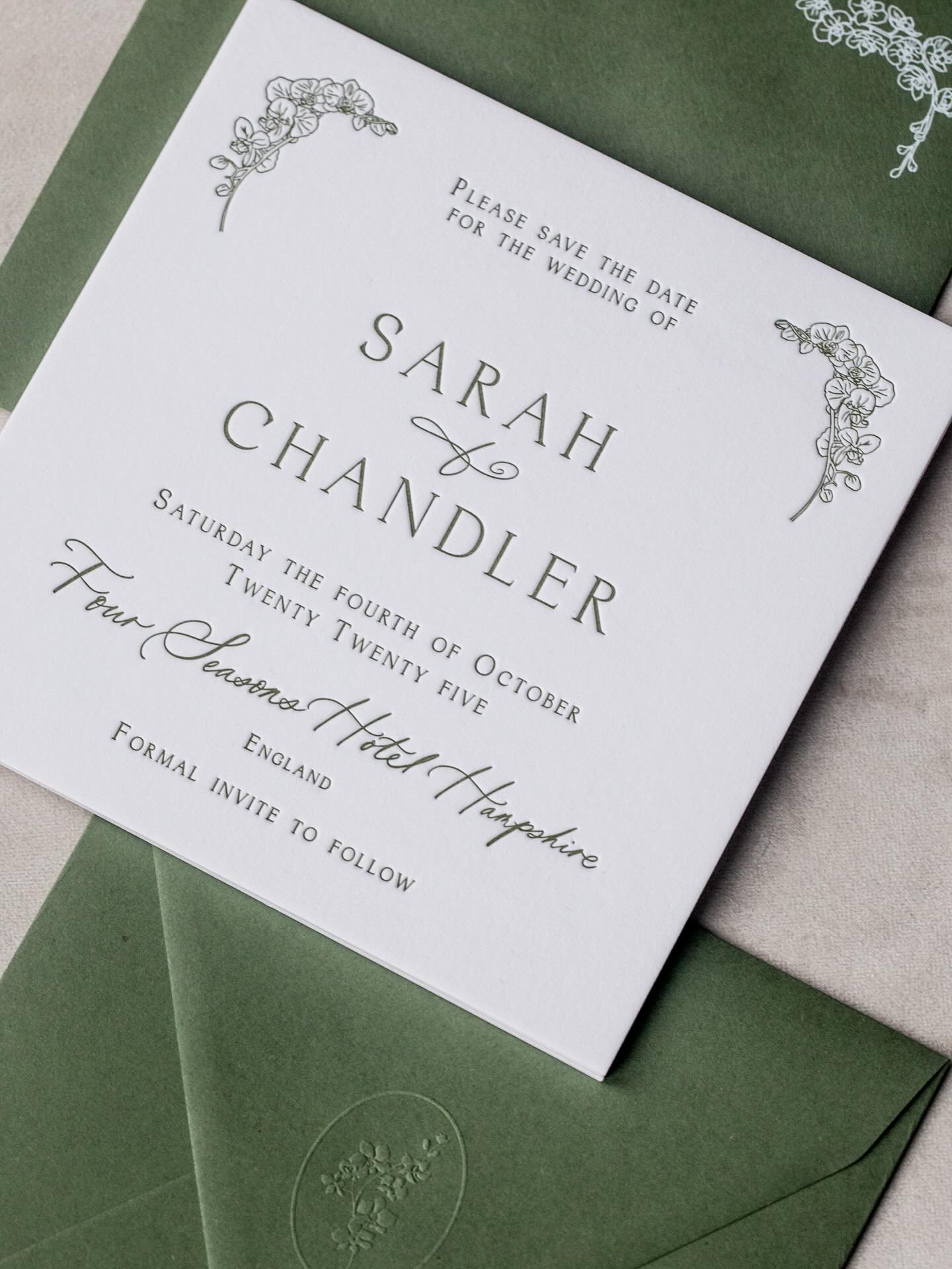 Elevated simplicity at its finest. A refined letterpress suite paired with green envelopes and delicate floral embossing. Understated yet intentional. I can&rsquo;t wait to show you the next elements of this couples invitation suite.

#weddingstation