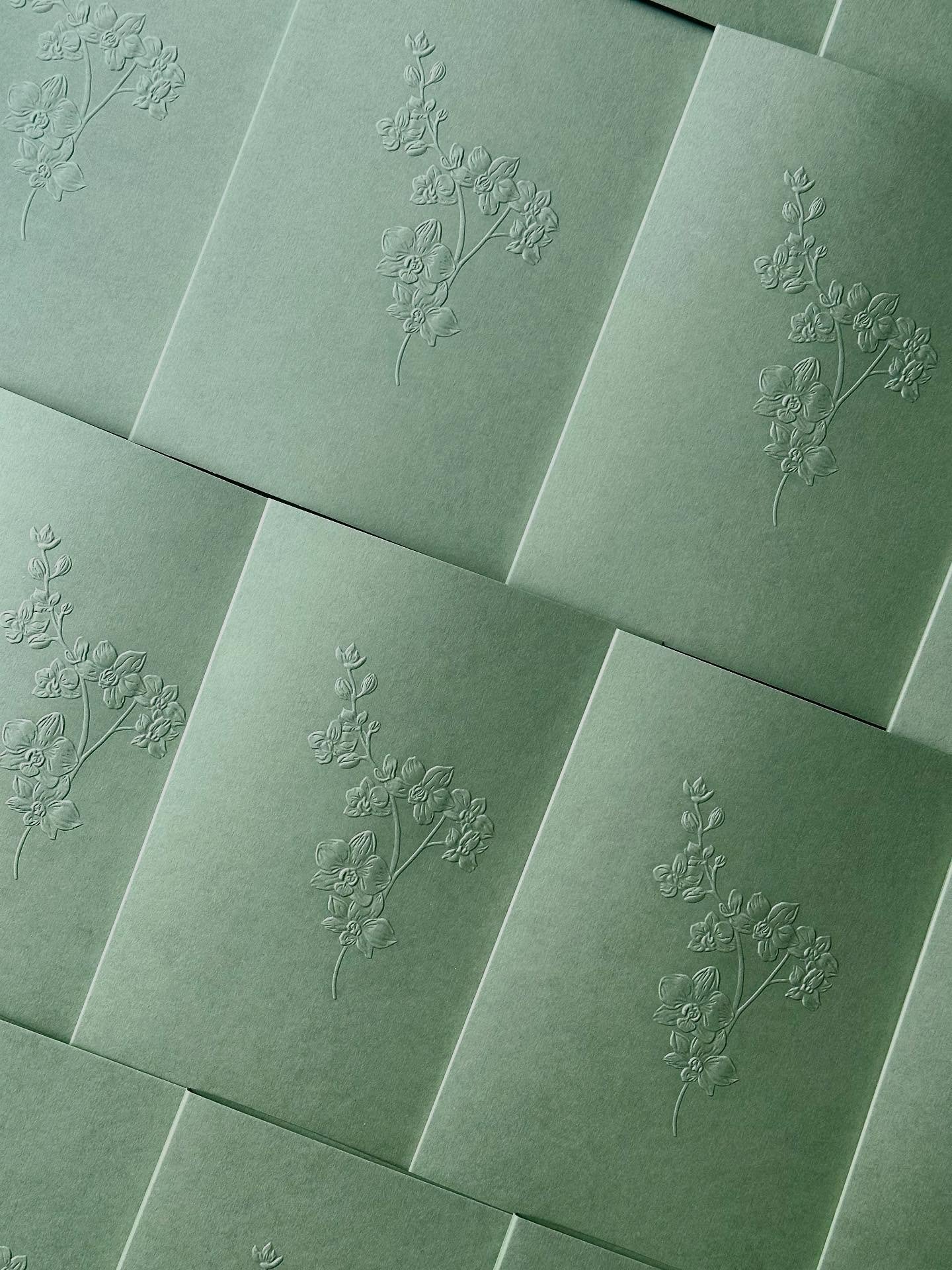 The best projects are the ones that spark something new, where you try a fresh technique and suddenly you&rsquo;re bursting with ideas and can&rsquo;t wait to create more ✨ That was exactly the case with these custom sculpted embossed folders for S&a