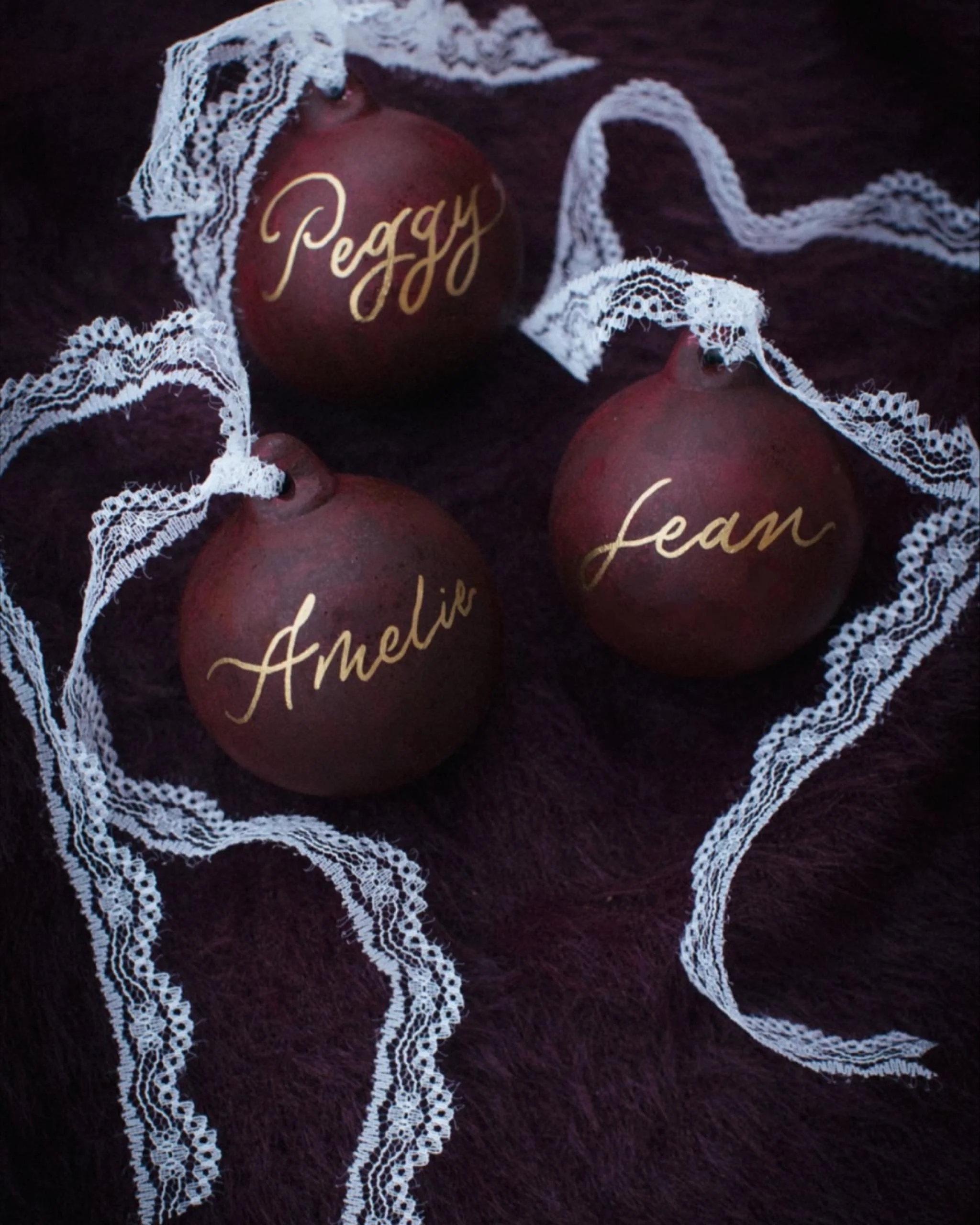Personalised baubles, softened with lace and deep burgundy feel quietly bridal but equally festive
#bridalbaubles #burgundywedding #weddingcalligraphy #personalisedgifts #calligraphybaubles