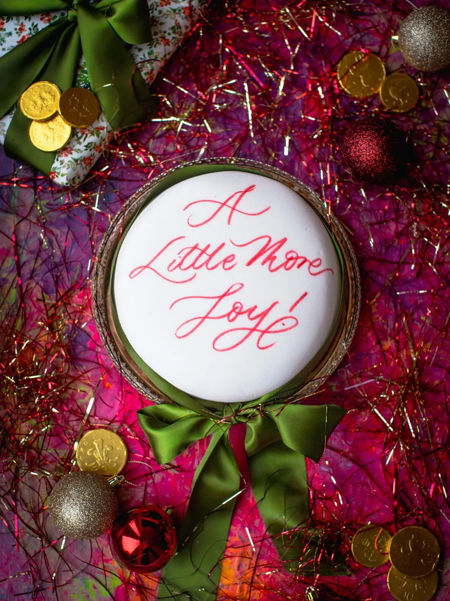 A little more joy feels like the right direction for all of us. Bright, playful, just going for it. The writing on my Christmas cake, but also the vibe for next year.

#createtoinspire #joyfulmoments #seasonalstyling #scottishfoodstylist #calligraphy