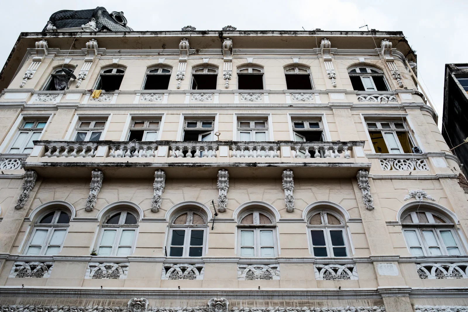 The government and property owners have often left historic buildings to ruin as a strategy to sell to developers. Some vacant buildings have been occupied by social movements such as MLB in Ocupação Luísa Mahin.