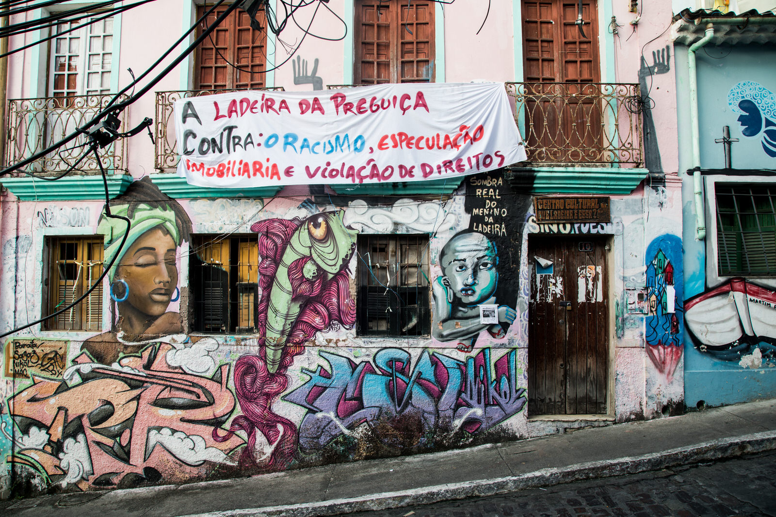  Close to the  cidade baixa  is the commmunity of  Ladeira da Preguiça  which is made up of narrow streets and vacant warehouses, and has over time lent itself to organised crime and, most recently, to drug-trafficking. 