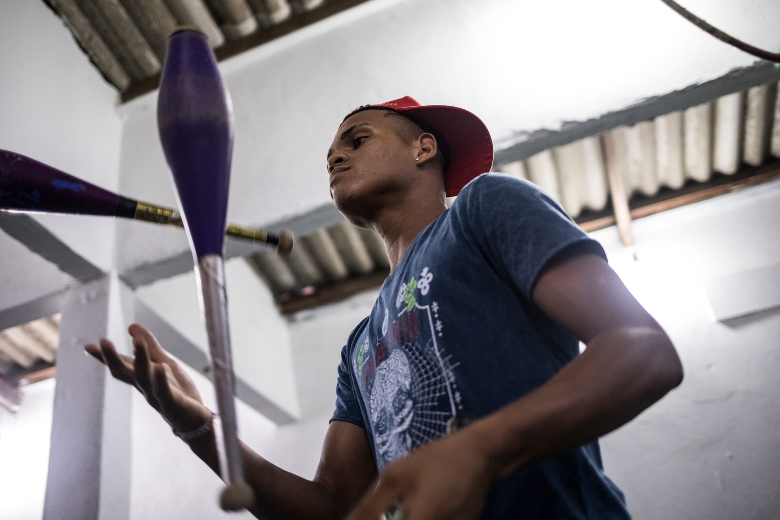  The centre teaches children and youth activities such as music, art, boxing, capoeira, juggling and dance as a way to encourage school attendance and keep young people away from engaging in street crime. 