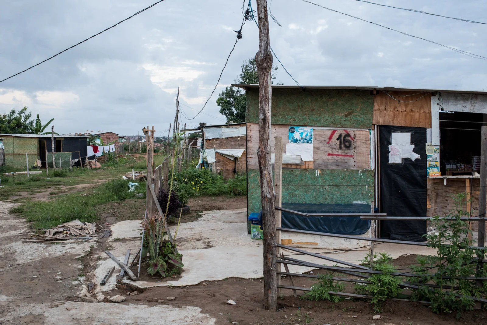 Many occupants that were squatting at the Bosque das Bromélias project occupied neighbouring land, known as Ocupação Guerreira Maria.