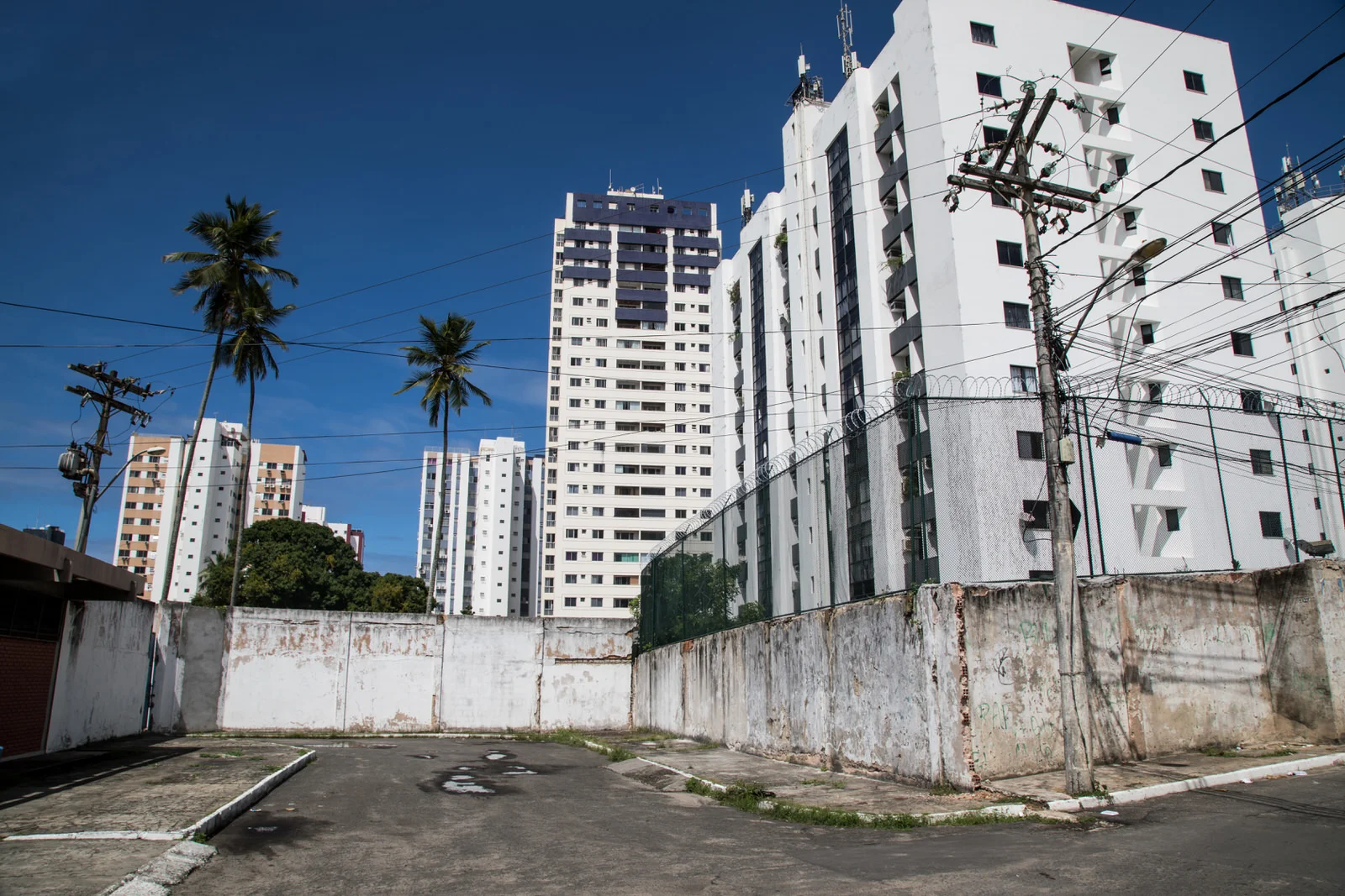 Nordeste de Amarelina is surrounded by high-income districts. Many luxury apartment blocks line the ocean front, and are separated from Nordeste de Amarelina by a wall and protected by razor wire.