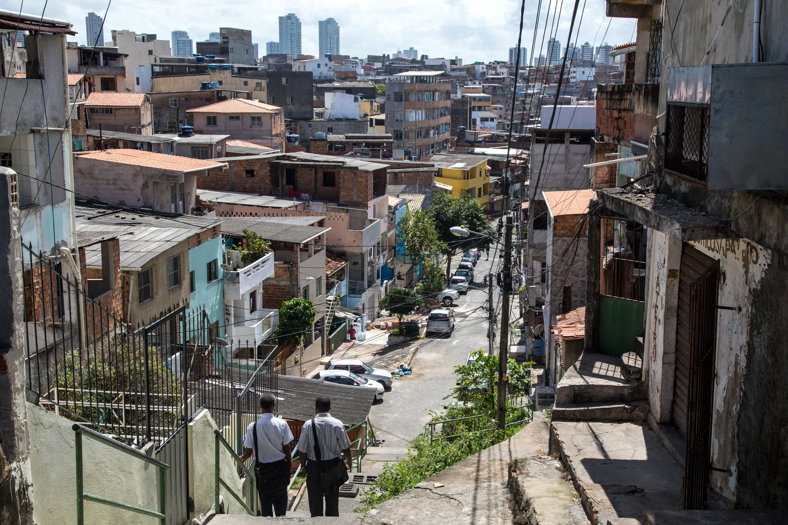 For a long time, the four communities that together comprise Nordeste de Amaralina have been facing social issues such as unemployment, low income and social unrest, in part due to police violence and drug trafficking.