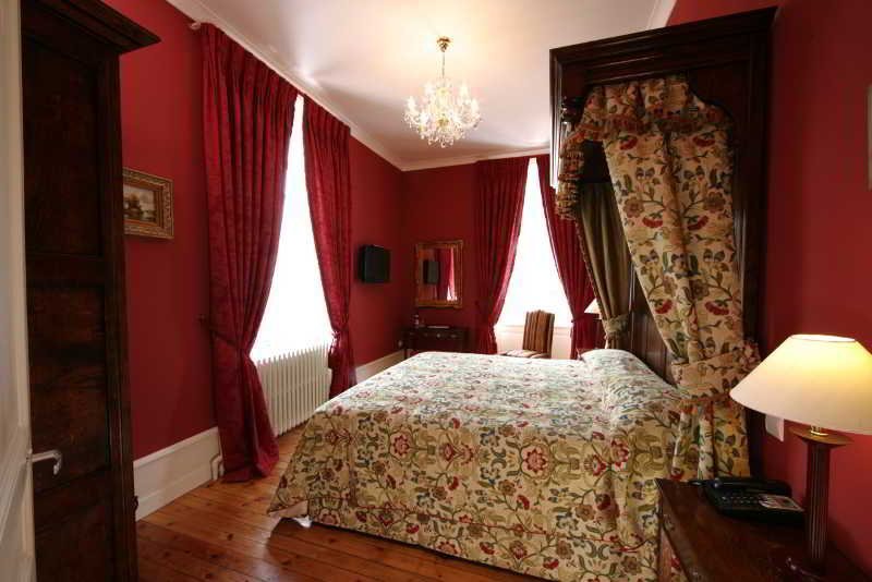 Red & Gold Bedroom 1.jpeg