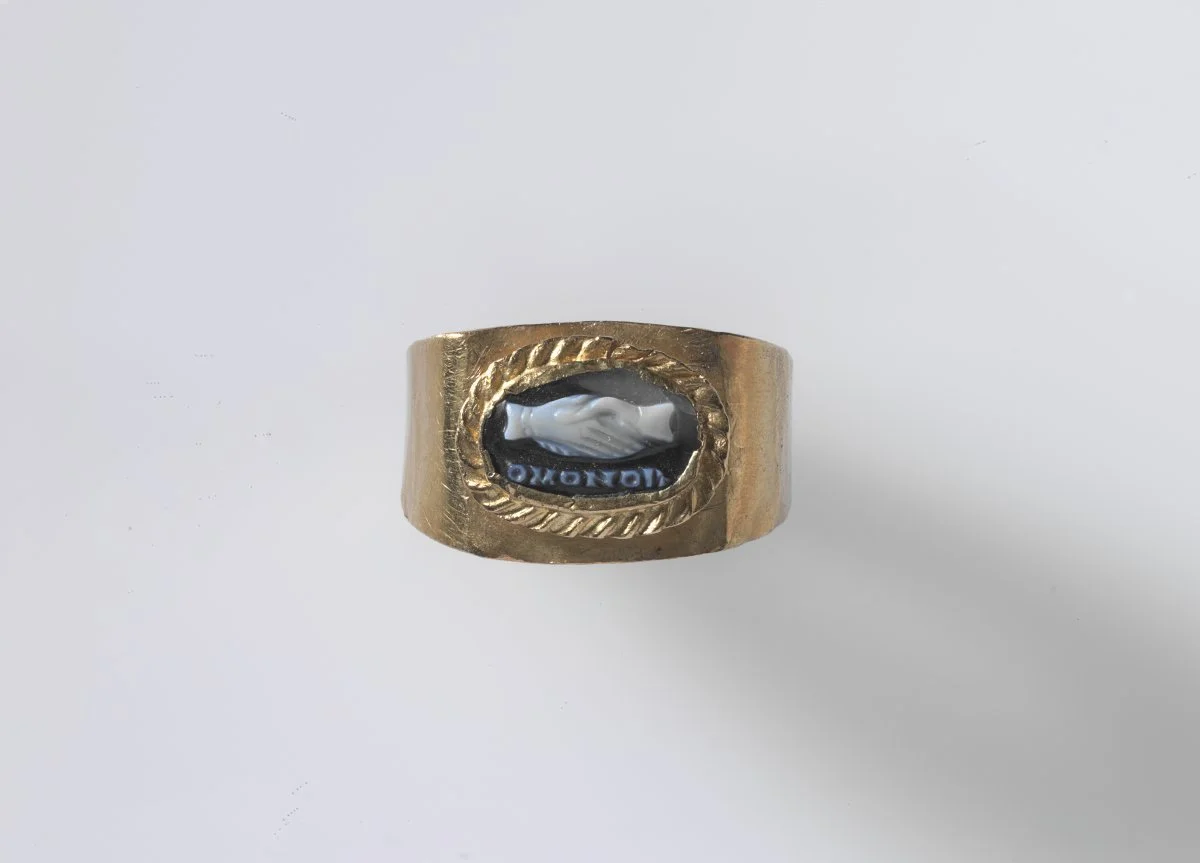 Roman ring with clasped hands, inscribed 'OMONOIA' (Unity) 2nd. century AD, gold, onyx, cameo