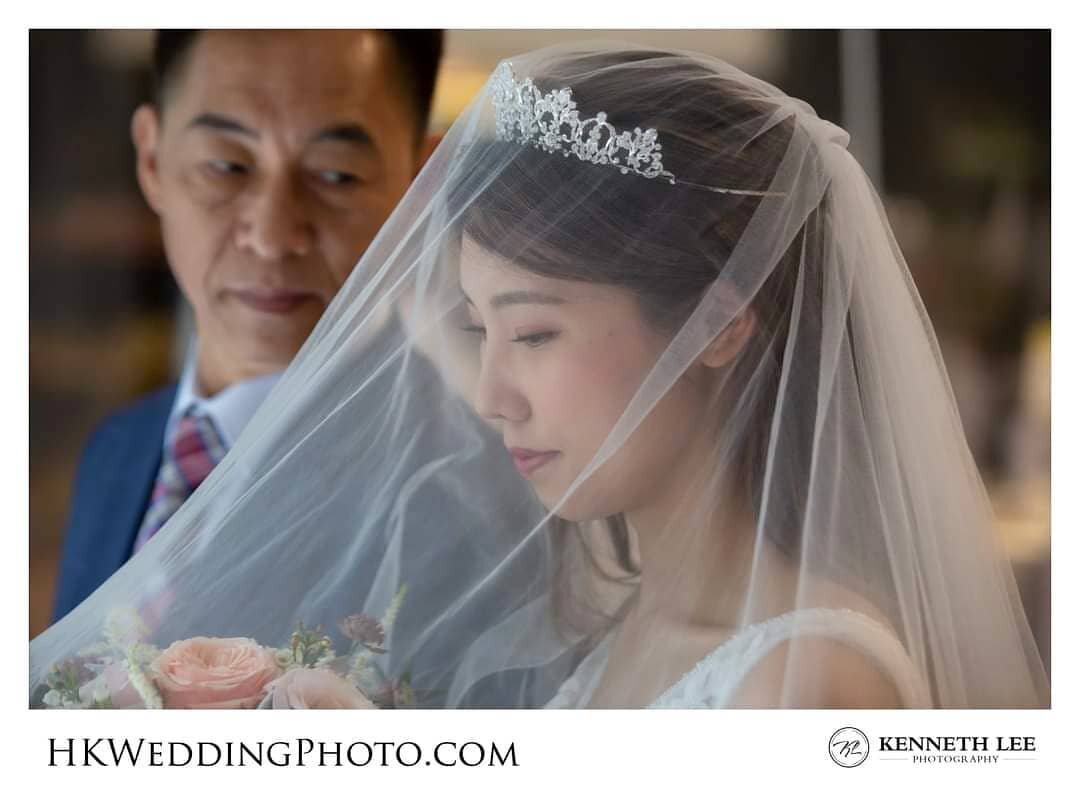 經典的角度：至親的一個眼神，勝過千言萬語的祝福，無懼疫景，來分享一下婚禮的溫馨時刻！

www.HKWeddingPhoto.com

Picture paints a thousand words. Sharing a sweet moment from today wedding, big congrats to Melody and Shu Nam!

#ClubOneOnThePark #會所1號科學園
#香港婚紗攝影 #香港婚禮攝影 #hongkongwedding #hkweddin