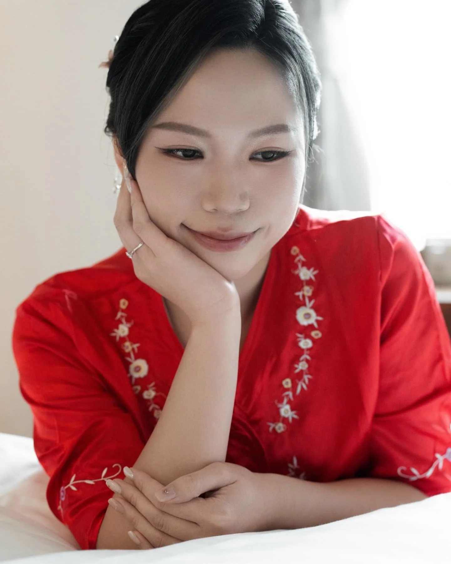 《朝霞至星輝｜龍鳳嫁衣與長洲醒獅交織的港式婚禮紀》🌺🦁✨ 

☀️晨光初現維港 
新娘指尖輕撫金線刺繡，姊妹笑說褂上龍鳳真金重量可買樓 
新郎叩門聲混著兄弟團哀嚎：「三十下掌上壓比紅包更實在！」 
門縫遞入的利是封，裹著百年婚俗的俏皮博弈 

⛴️ 渡輪搖向長洲的百年脈絡 
青煙繚繞中，祠堂朱門震響十代同堂的祝福 
醒獅躍檻時叼落生菜，長輩笑說那是傳了半世紀的吉祥暗語 
新人跪接蓮子茶時，太婆絮語混著浪聲：「你爺爺當年搖櫓來娶我&hellip;&hellip;」 

🌌 夜色宴會廳 
魚尾