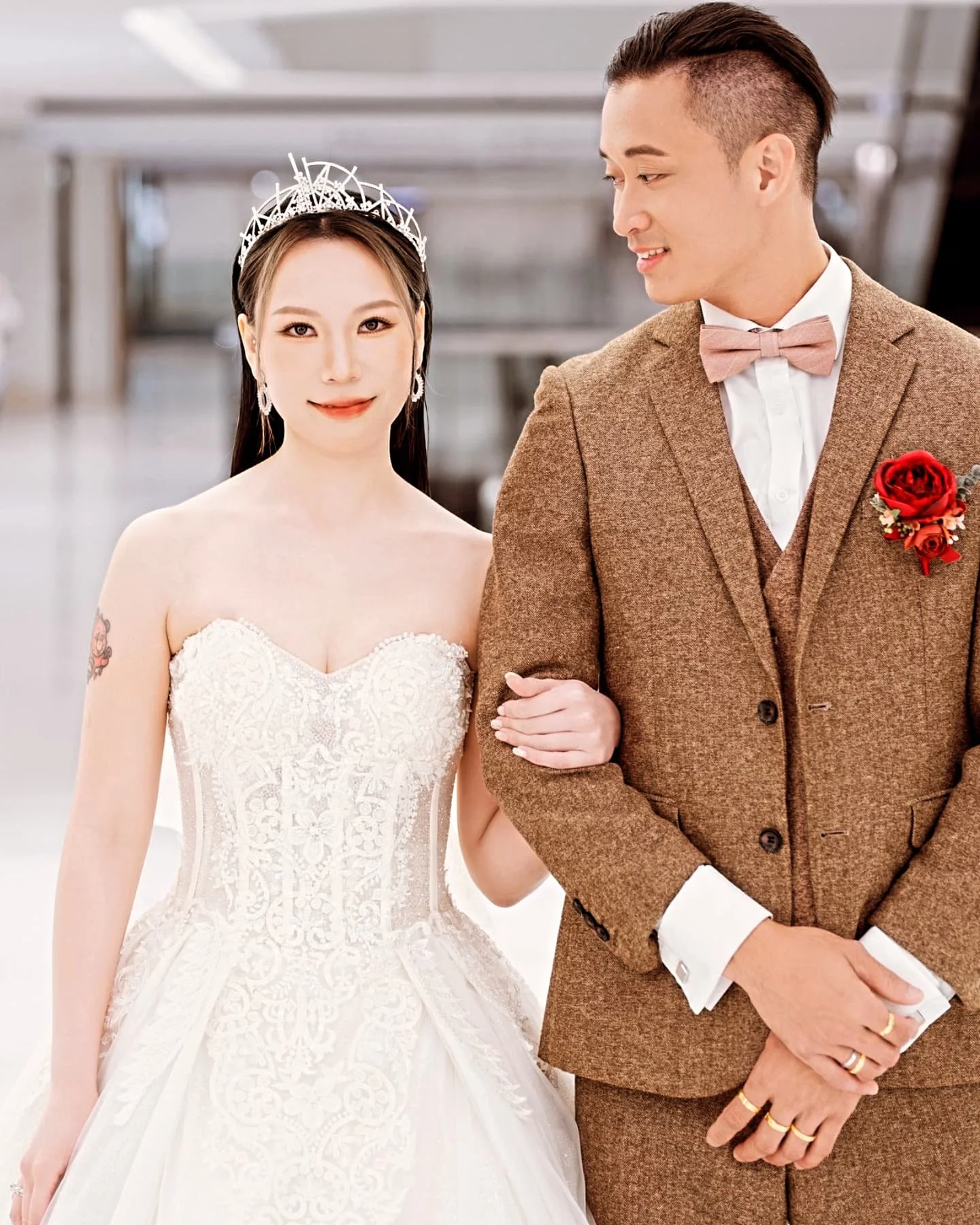 《朝霞至星輝｜龍鳳嫁衣與長洲醒獅交織的港式婚禮紀》🌺🦁✨ 

☀️晨光初現維港 
新娘指尖輕撫金線刺繡，姊妹笑說褂上龍鳳真金重量可買樓 
新郎叩門聲混著兄弟團哀嚎：「三十下掌上壓比紅包更實在！」 
門縫遞入的利是封，裹著百年婚俗的俏皮博弈 

⛴️ 渡輪搖向長洲的百年脈絡 
青煙繚繞中，祠堂朱門震響十代同堂的祝福 
醒獅躍檻時叼落生菜，長輩笑說那是傳了半世紀的吉祥暗語 
新人跪接蓮子茶時，太婆絮語混著浪聲：「你爺爺當年搖櫓來娶我&hellip;&hellip;」 

🌌 夜色宴會廳 
魚尾