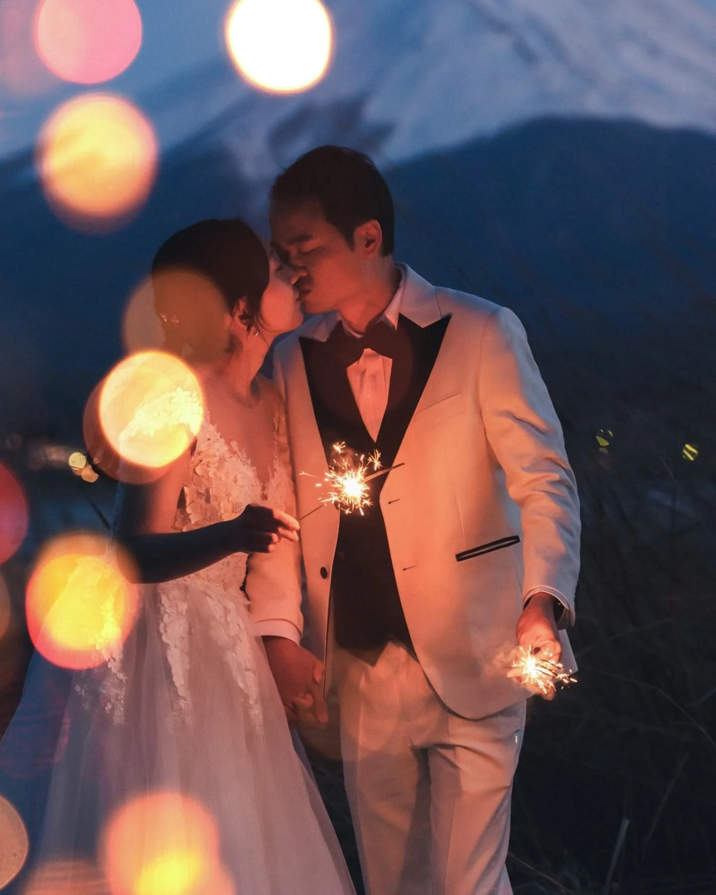 🌸 【2026櫻見傾城】香港限定團 &bull; 富士山櫻花婚攝 ✈️ 
🗻 一生得一次嘅夢幻場景！ 

4日3夜快閃直擊「櫻吹雪x富士山」神組合， 
專業團隊帶你霸絕景位，影低花瓣雨中嘅誓言✨ 

💘 點解揀櫻花季？ 
＞ 漫天花雨襯托白紗，IG呃Like必殺技📸 
＞ 避開人潮！秘傳取景點：河口湖「櫻隧道」＋新倉山「千本櫻x富士」 

👇 櫻期有限&bull;團位更有限 
📆 2026年4月首兩週（預測滿開期） 
🔥 首10組報名享「二人同行」價&rarr; 立即DM鎖位！ 
