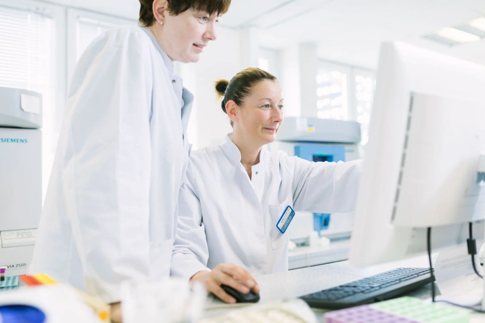 Fotoproduktion Image Bilder, Wissenschaftlerinnen im Tandem: Laborarbeit am Computer