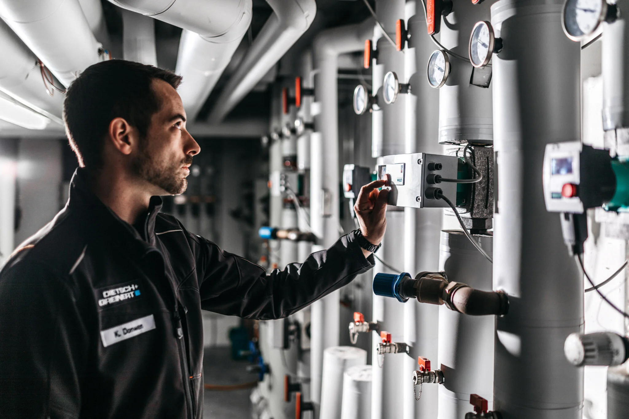 Professionelle Fotografie eines Technikers bei der Überprüfung der Heizungsanlage