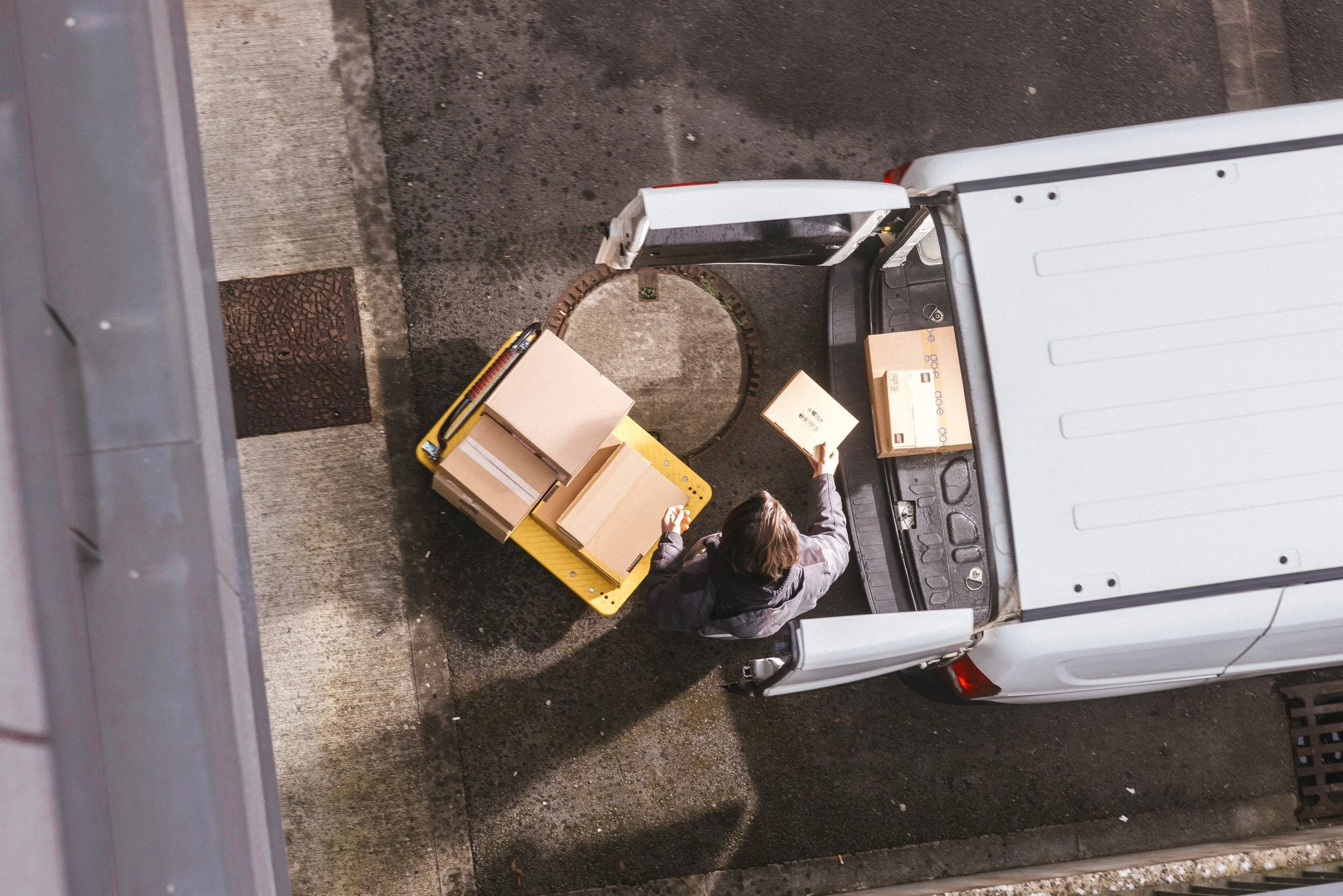 werbefotografie-post-luxembourg-b2b-logistik-paketzustellung-art-eo.jpg