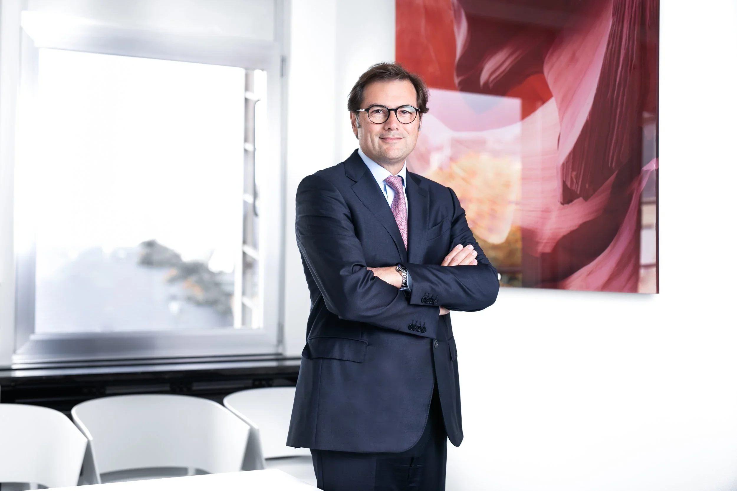 Professionelles Business Portrait mit farbigem Rim Light auf neutralem Hintergrund; kreative Unternehmensportraits Trier Großregion; Art-EO Fotografie