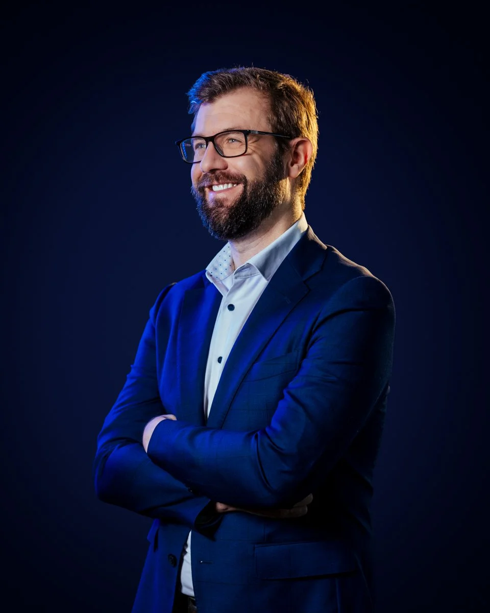 Professionelles Business Portrait mit farbigem Rim Light auf neutralem Hintergrund; kreative Unternehmensportraits Trier Großregion; Art-EO Fotografie