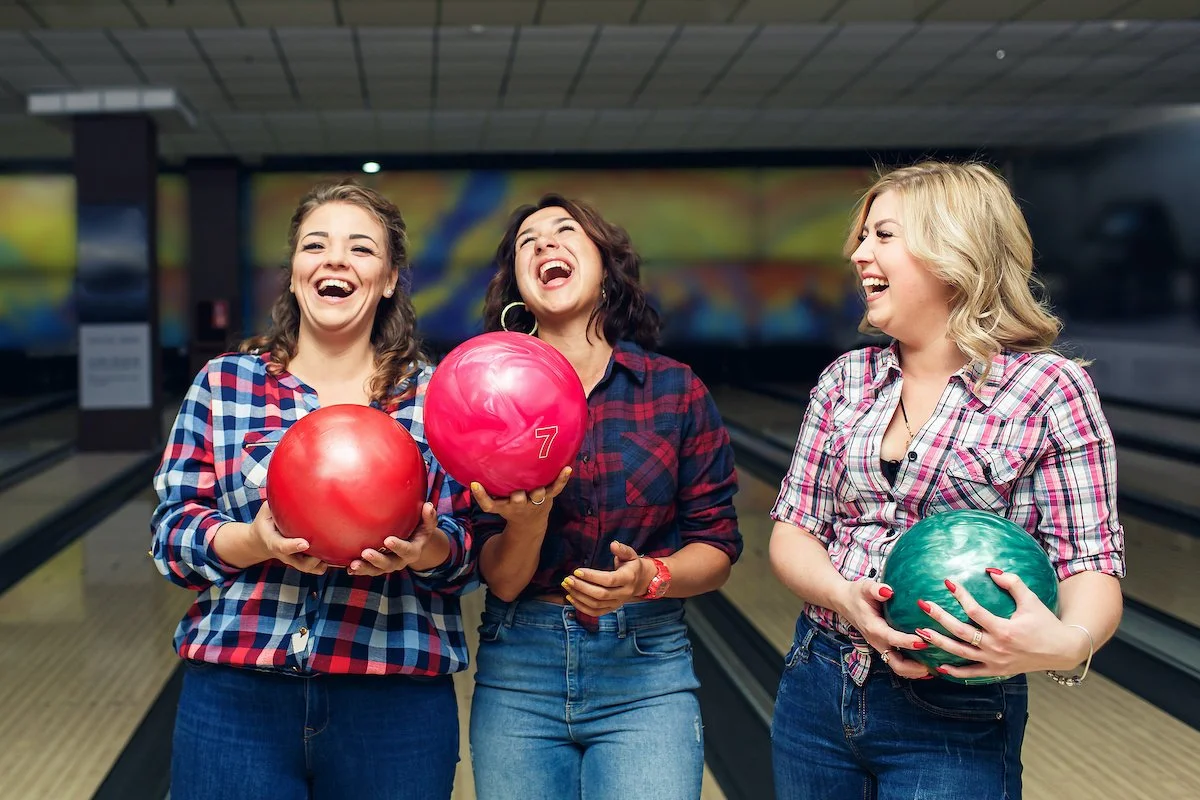 bowling-alley-girls-laughing.jpeg