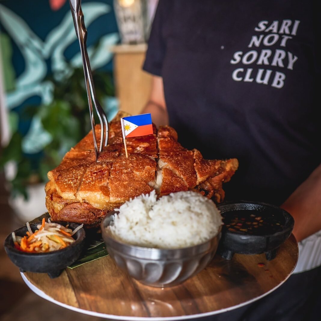 What are some things y&rsquo;all like to do with your 5-Lb Crispy pata left overs? If you&rsquo;ve never had it, you&rsquo;ve been warned, there WILL BE leftovers 😋

📸 @benyantovisuals